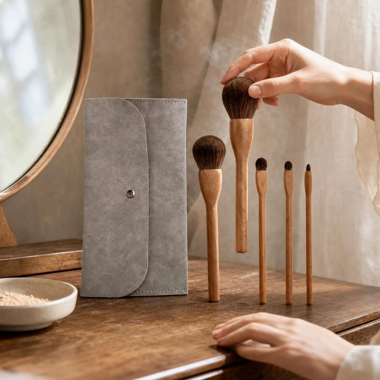 Kit Pennelli da Trucco Professionali con Manico in Legno e Fibra Sintetica per e Trucco, per bellezza - per uso quotidiano, Set di 5 pennelli quotidiani con borsa a busta grigia