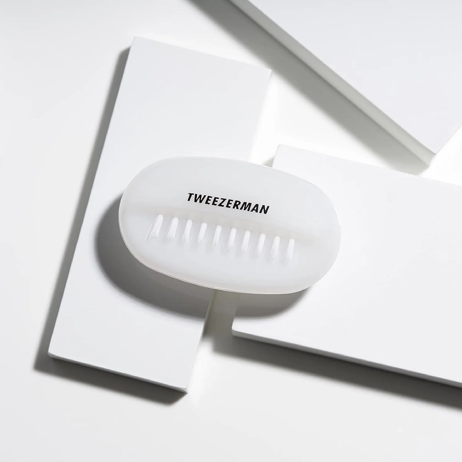 TWEEZERMAN Spazzola doppia per unghie (Due setole, spazzola per la pulizia delle unghie e delle mani, forte e robusta, rimuove sporco e detriti), Bianco