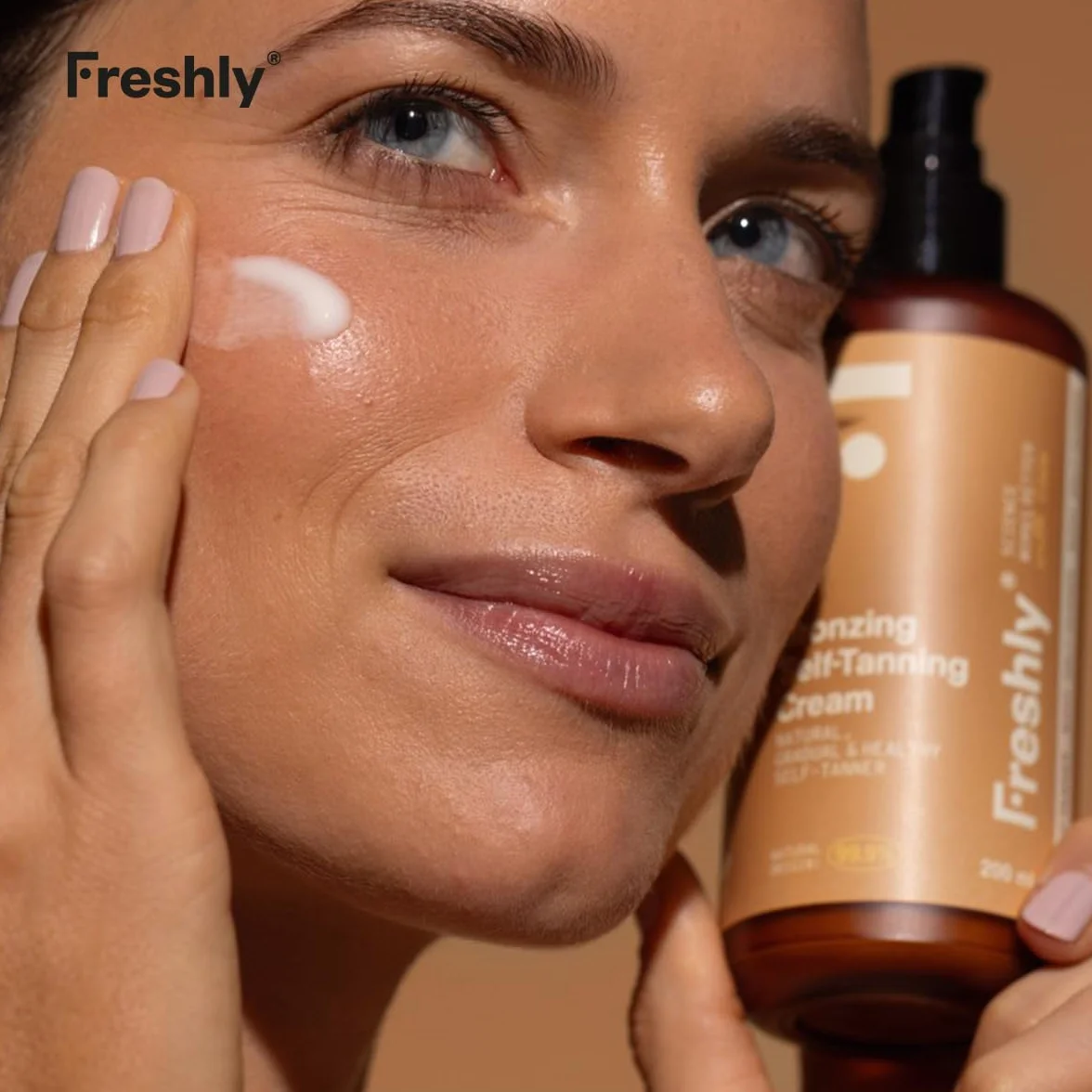 Freshly Cosmetics | Bronzing Radiance Self-Tanning Cream | Crema Autoabbronzante Naturale | 200 ml | Abbronzatura Graduale per Viso e Corpo