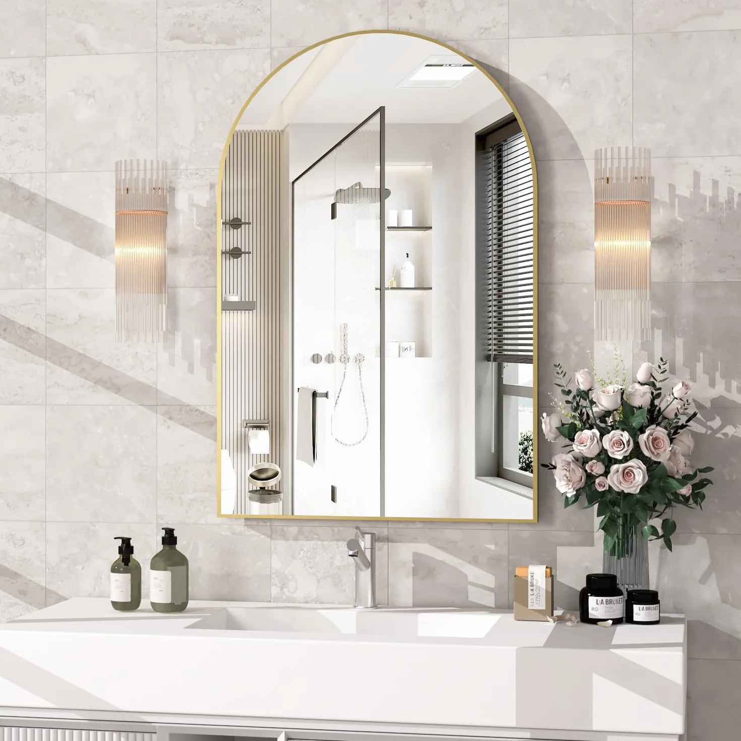 Specchio da parete ad arco 60x90 cm con cornice in metallo dorato per bagno