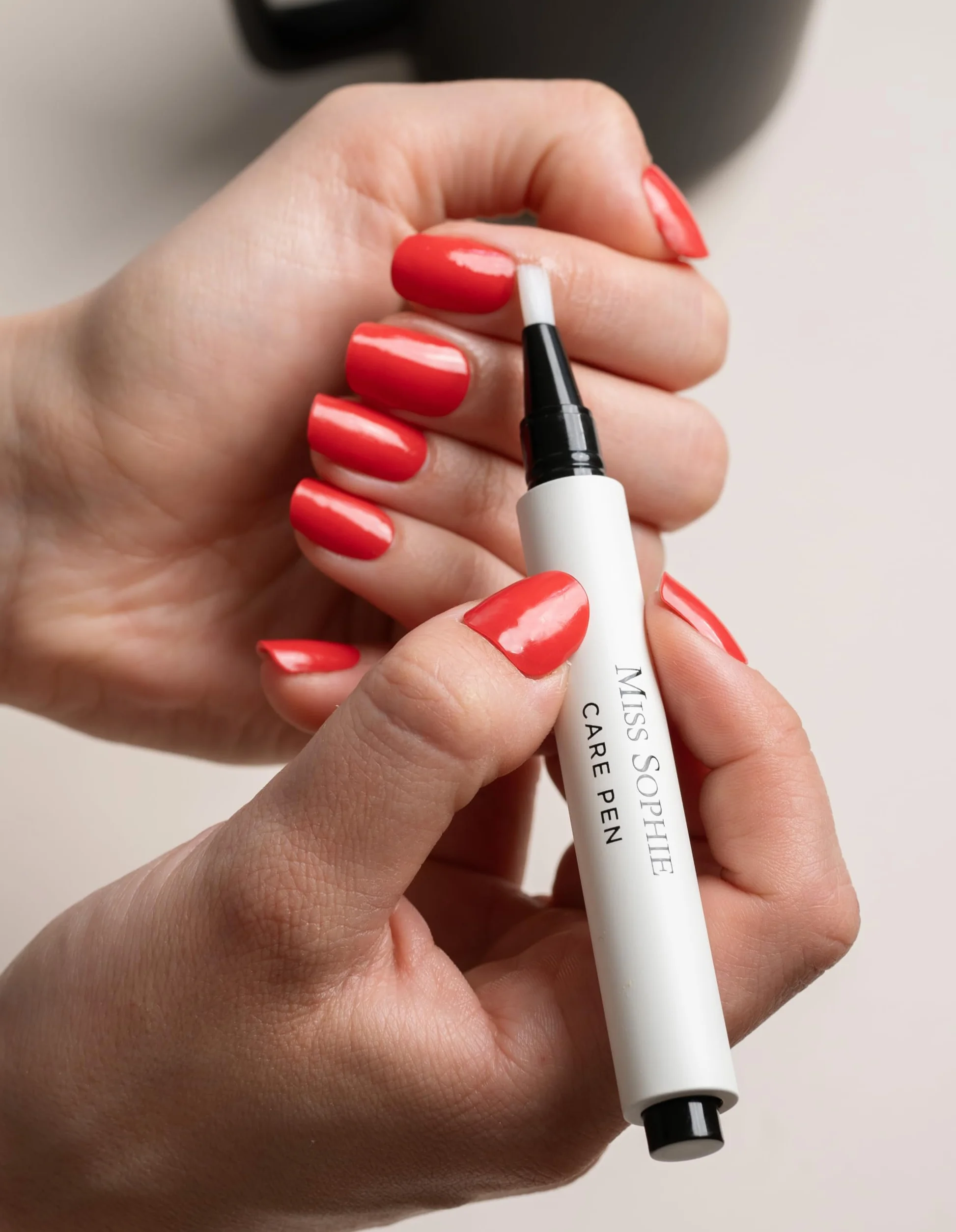 Miss Sophie Nail Care Pen, penna per la cura delle unghie e olio per unghie, 2 in 1, rimuove le pellicole in gel UV senza acetone, cura ricca di vitamine con profumo esotico di mango e cocco