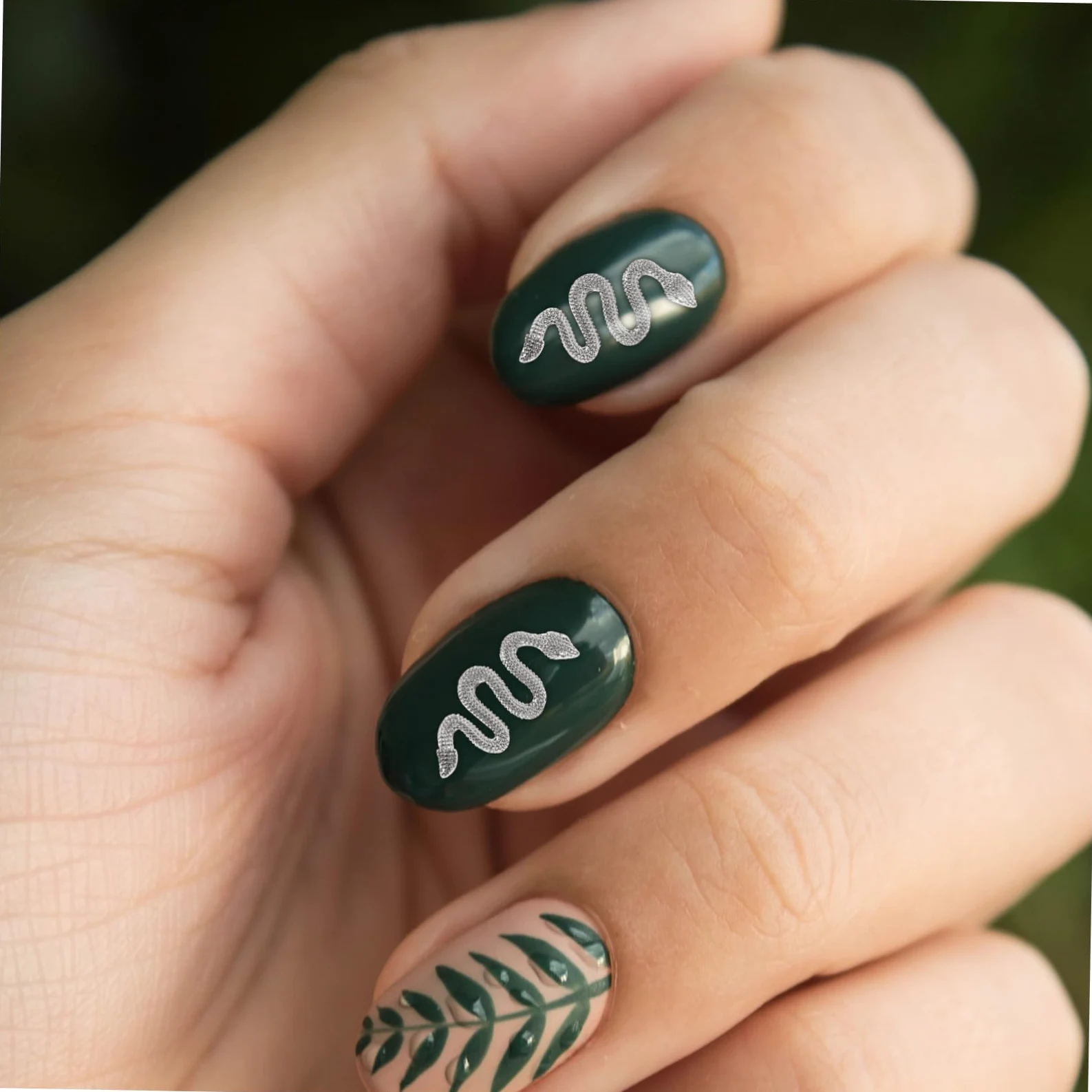 Housoutil 250pezzi Ciondoli Retro Forma Di Serpente Per Unghie Decorazioni Per Nail Art Accessori Eleganti Per Unghie e Crafting Design Unico e Affascinante
