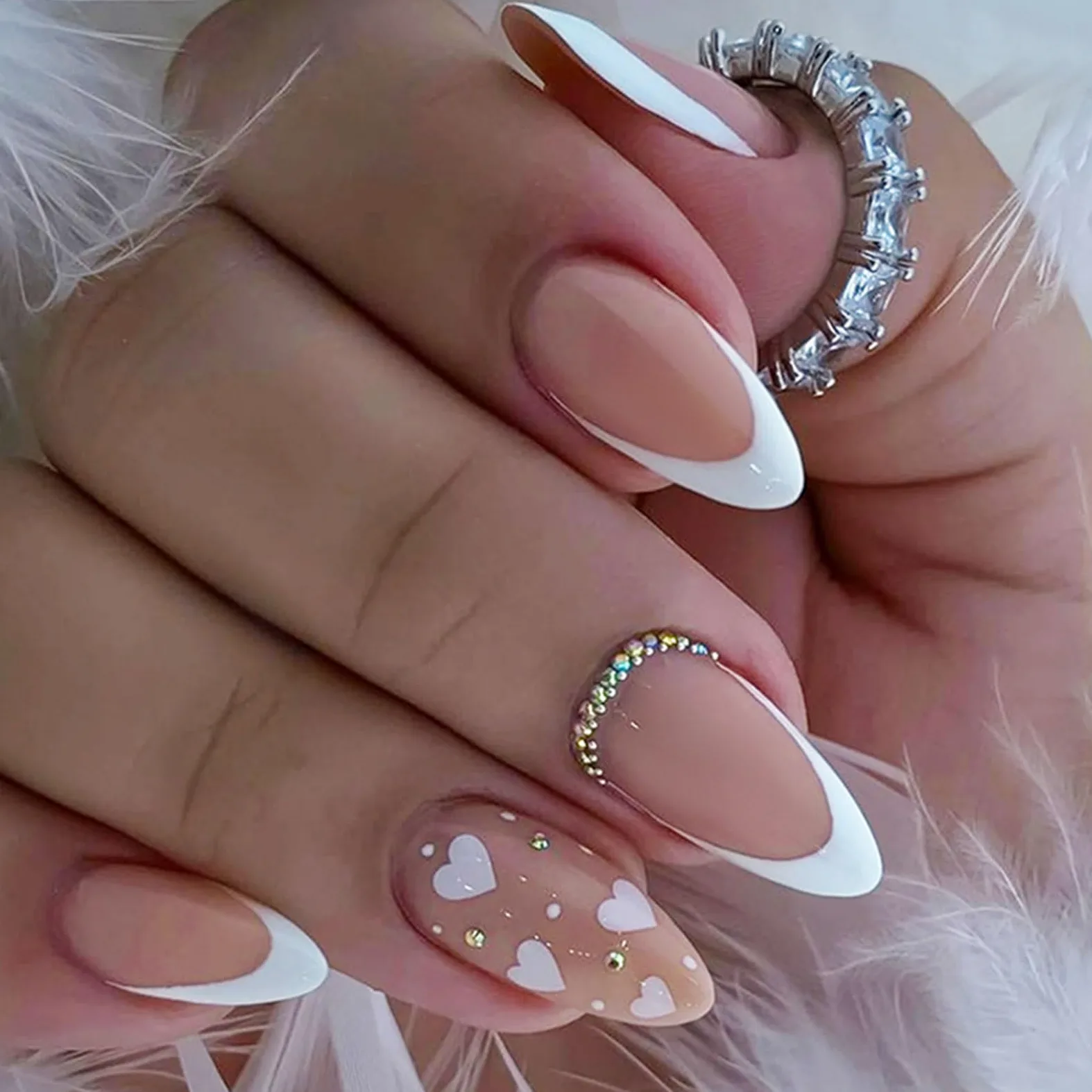 24 unghie artificiali corte a mandorla lucida a forma di cuore, con punta francese, accessori per manicure per ogni occasione
