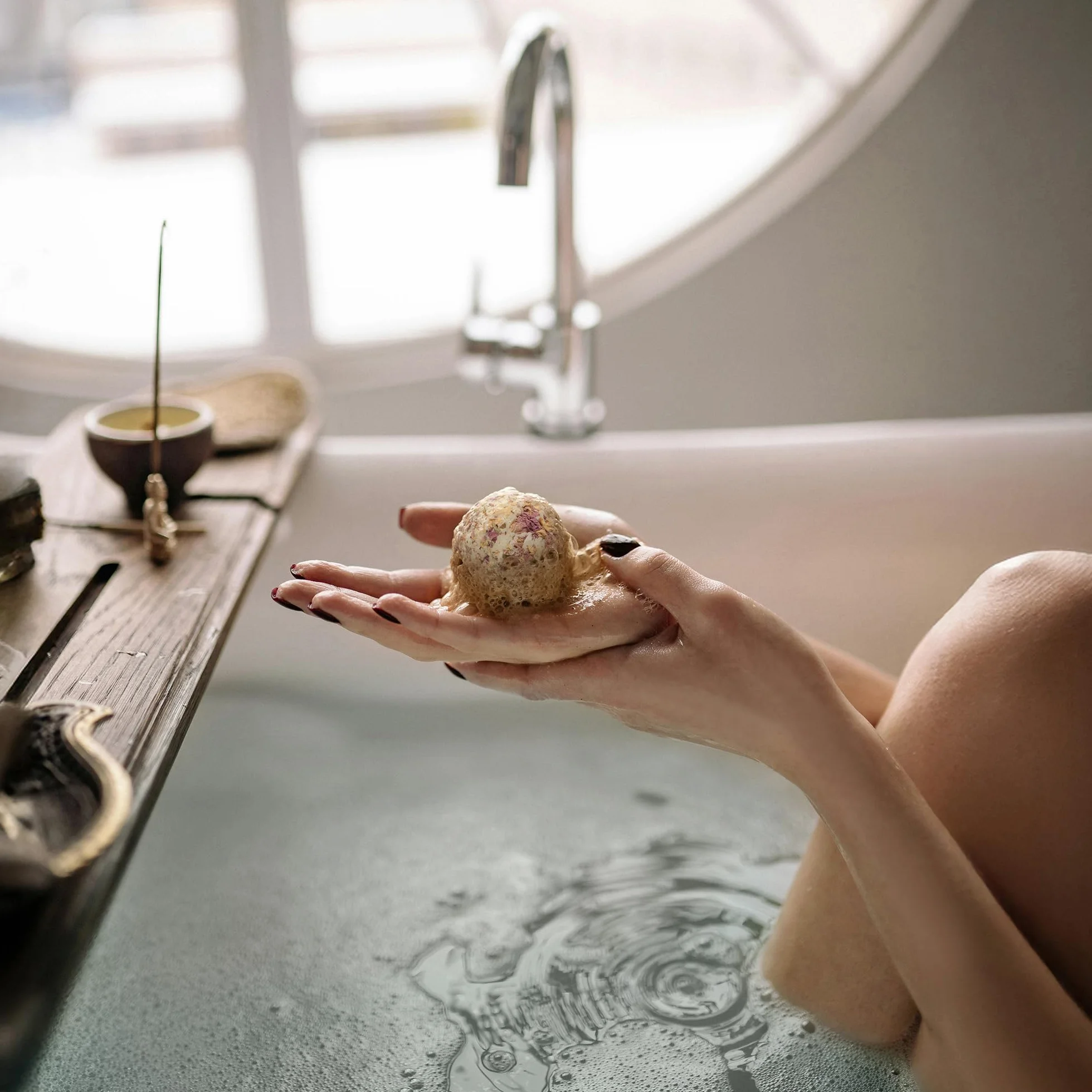 Satin Naturel Cofanetto 4 Bombe da Bagno BIO Lussuose Vegan – Regalo Benessere per Donna – Sfere da Bagno Premium – Idea Regalo Compleanno per Lei – Cosmetica Naturale