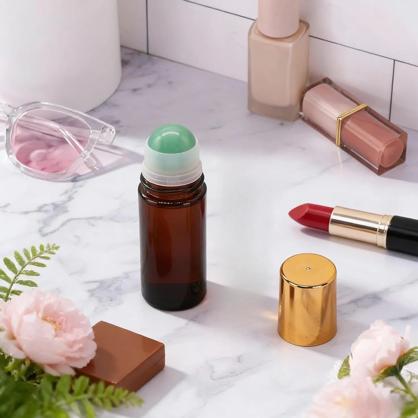 Roll-On 50ml Vuoto (Confezione da 2) in Vetro Ambra con Sfera in Quarzo Rosa e Pietra Verde – Flacone per Olio Essenziale, Deodorante Fai da Te – Include Apriscatole