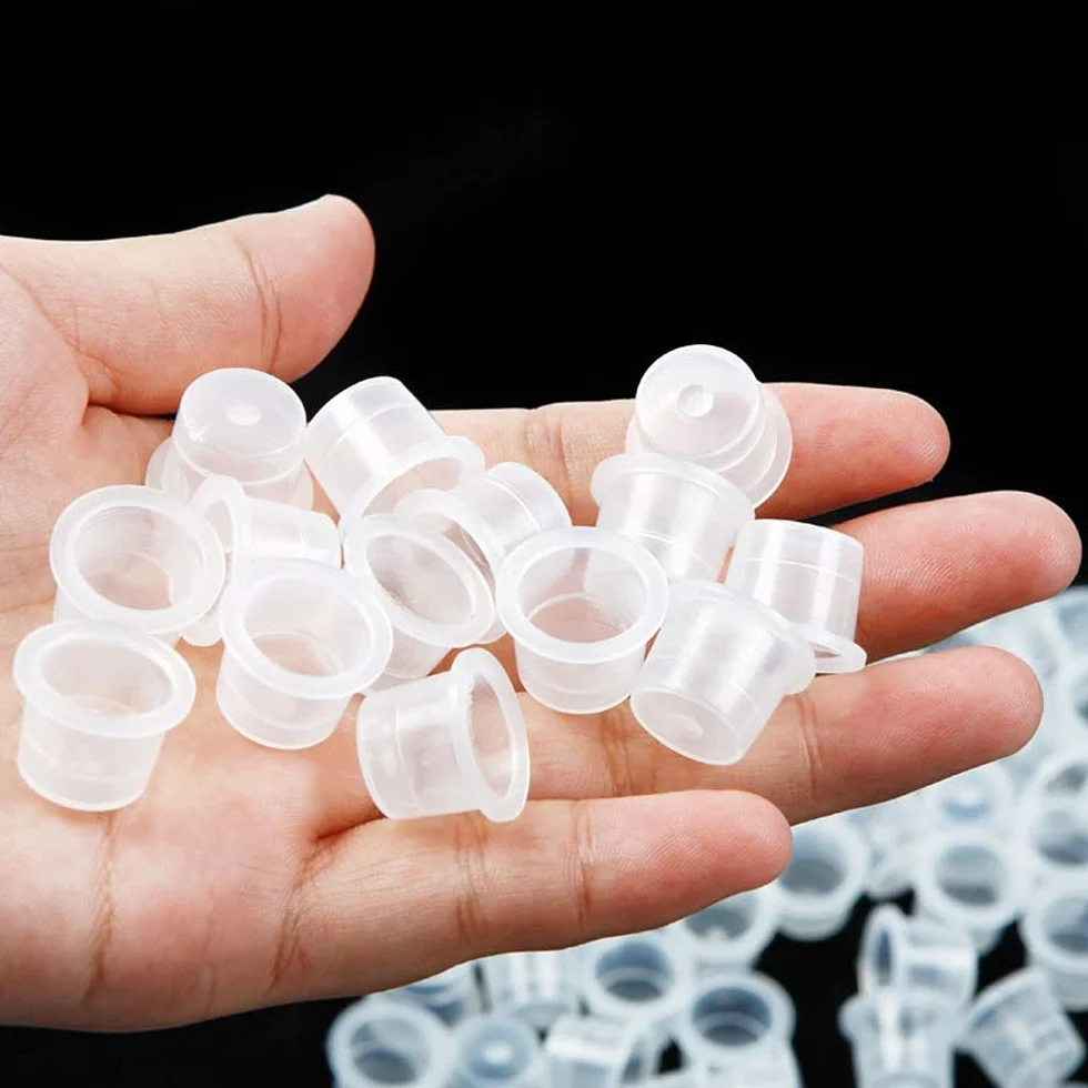 100 pezzi Tazze di Inchiostri per Tatuaggi Coppette Porta in Plastica Pigment Tatuaggi Tappi Tattoo Ink Caps Tazze di Inchiostro Tattoo Kit per tatuaggi Accessorio per tatuaggi