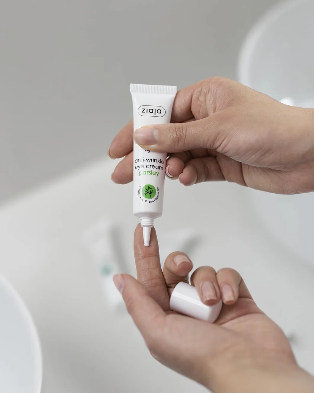 Contorno De Ojos Crema Anti-Arrugas Con Perejil - 15 Ml