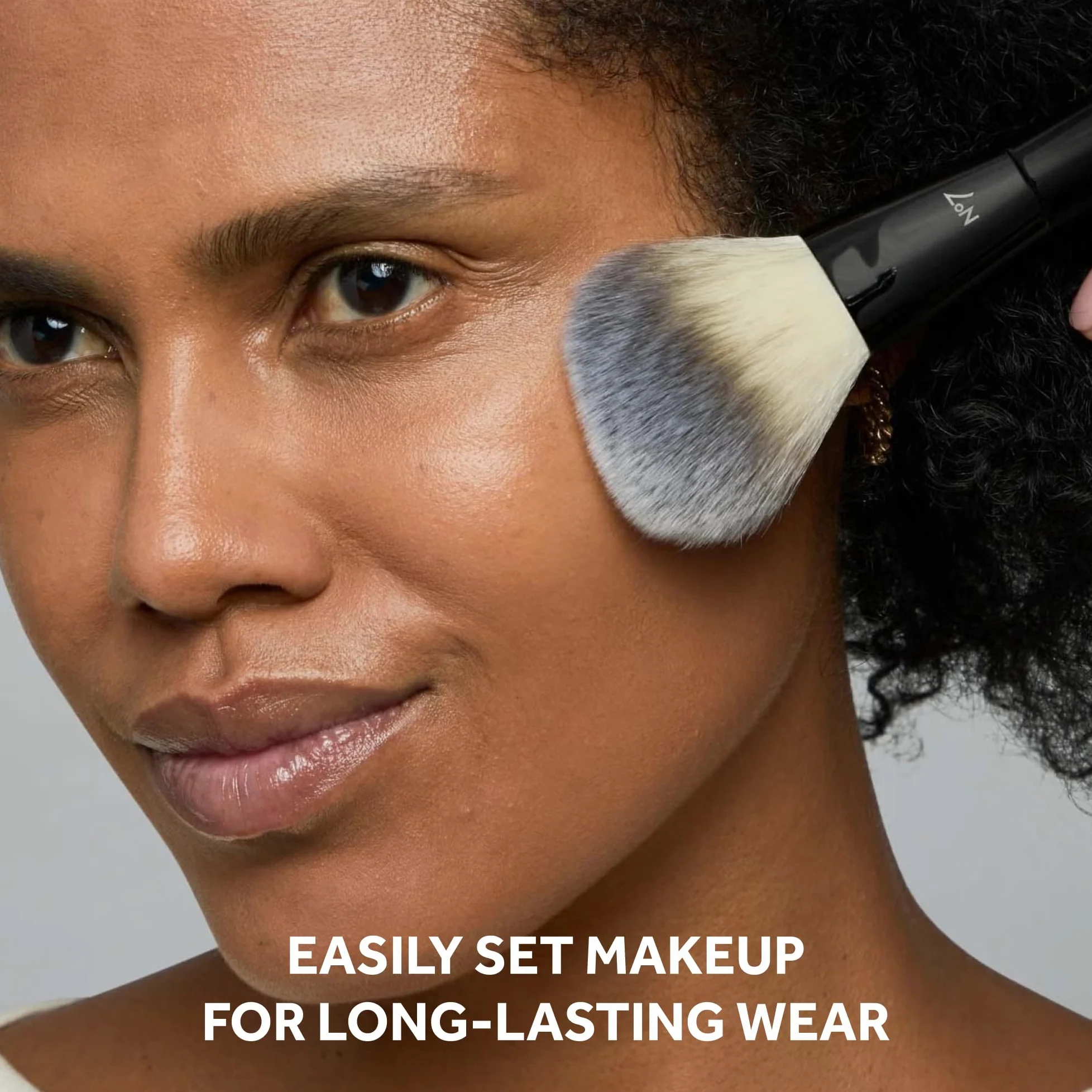 No7 Lift & Luminate - Cipria viso a tripla azione, leggera, 10 g | Polvere fissante pressata per trucco, riduce l'aspetto delle linee sottili, migliora la luminosità, compatta