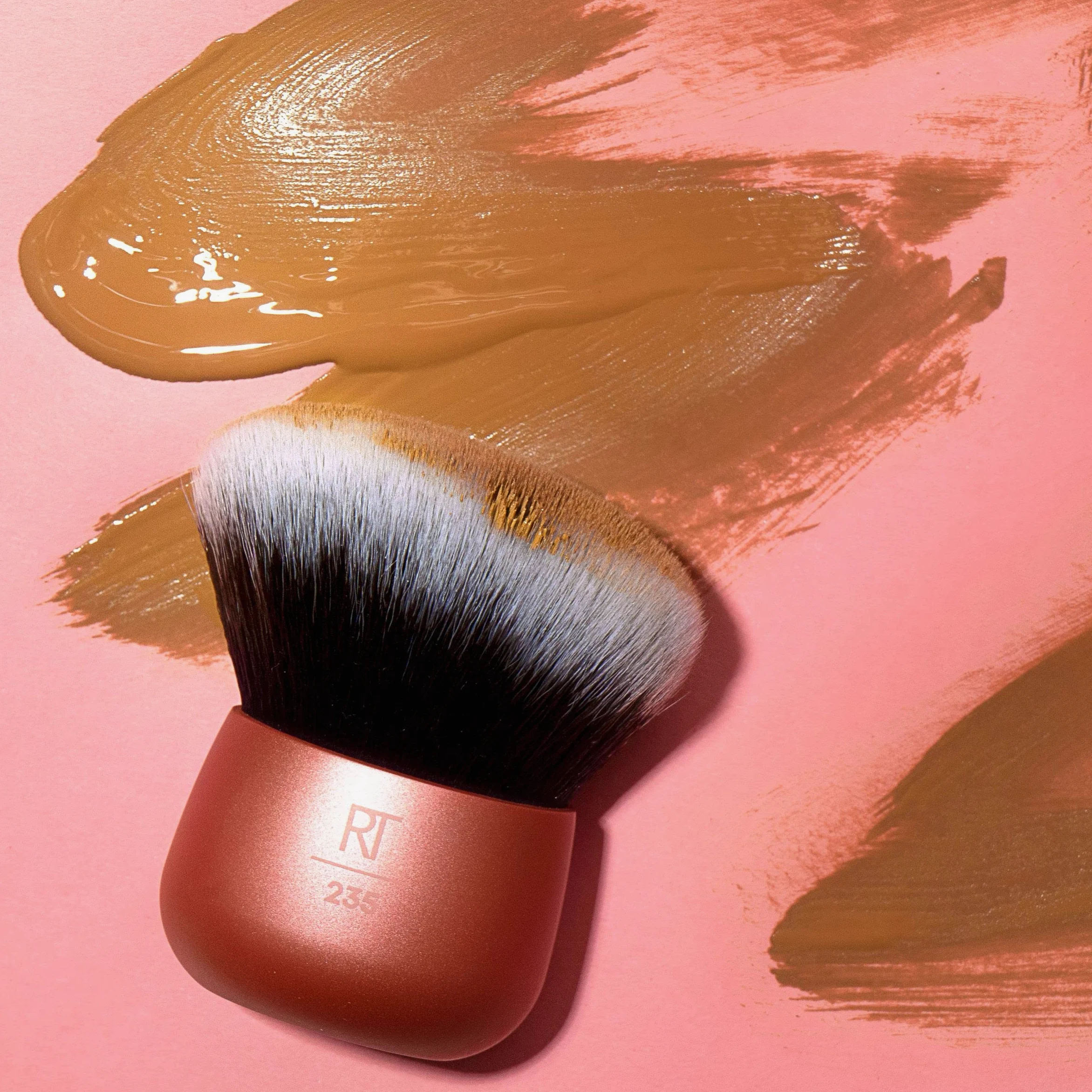 Real Techniques Pennello Kabuki angolato, per l'applicazione di bronzer o fondotinta, frullatore per trucco senza mani, setole sintetiche, manico in alluminio, vegano e cruelty-free, arancione, 1