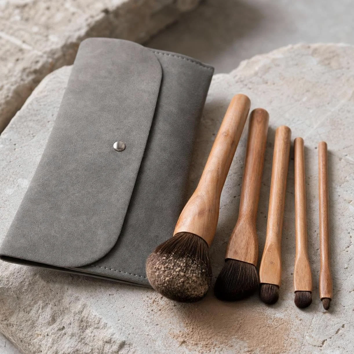 Kit Pennelli da Trucco Professionali con Manico in Legno e Fibra Sintetica per e Trucco, per bellezza - per uso quotidiano, Set di 5 pennelli quotidiani con borsa a busta grigia