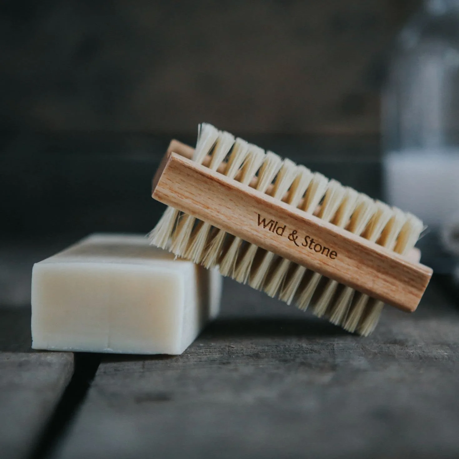 Wild & Stone Spazzola per unghie in legno di faggio FSC sisal naturale
