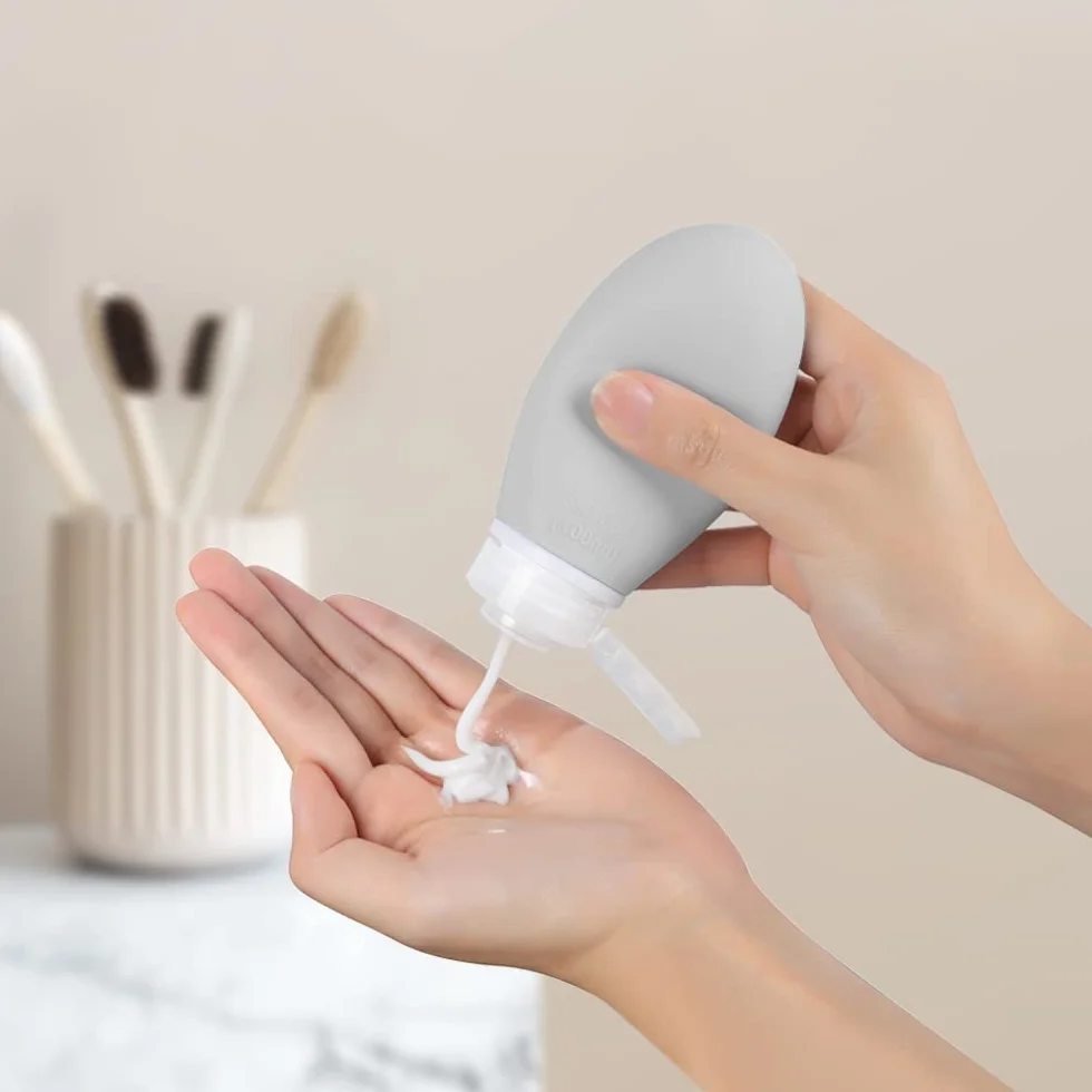 Opret Bottiglie da Viaggio 100ml in Silicone, 3 Pezzi Kit Contenitori da Viaggio Flaconi con Custodia per Shampoo, Liquidi and Lozione, Nessun BPA