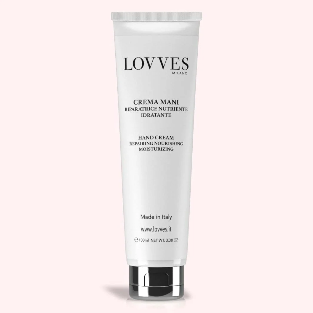 LOVVES Crema Mani, Alta Cosmesi Naturale, Effetto Lifting, Riparatrice Nutriente Idratante, Formulata Come Trattamento Antieta’, Preserva l’aspetto Giovane delle Mani. Formato 100 ml
