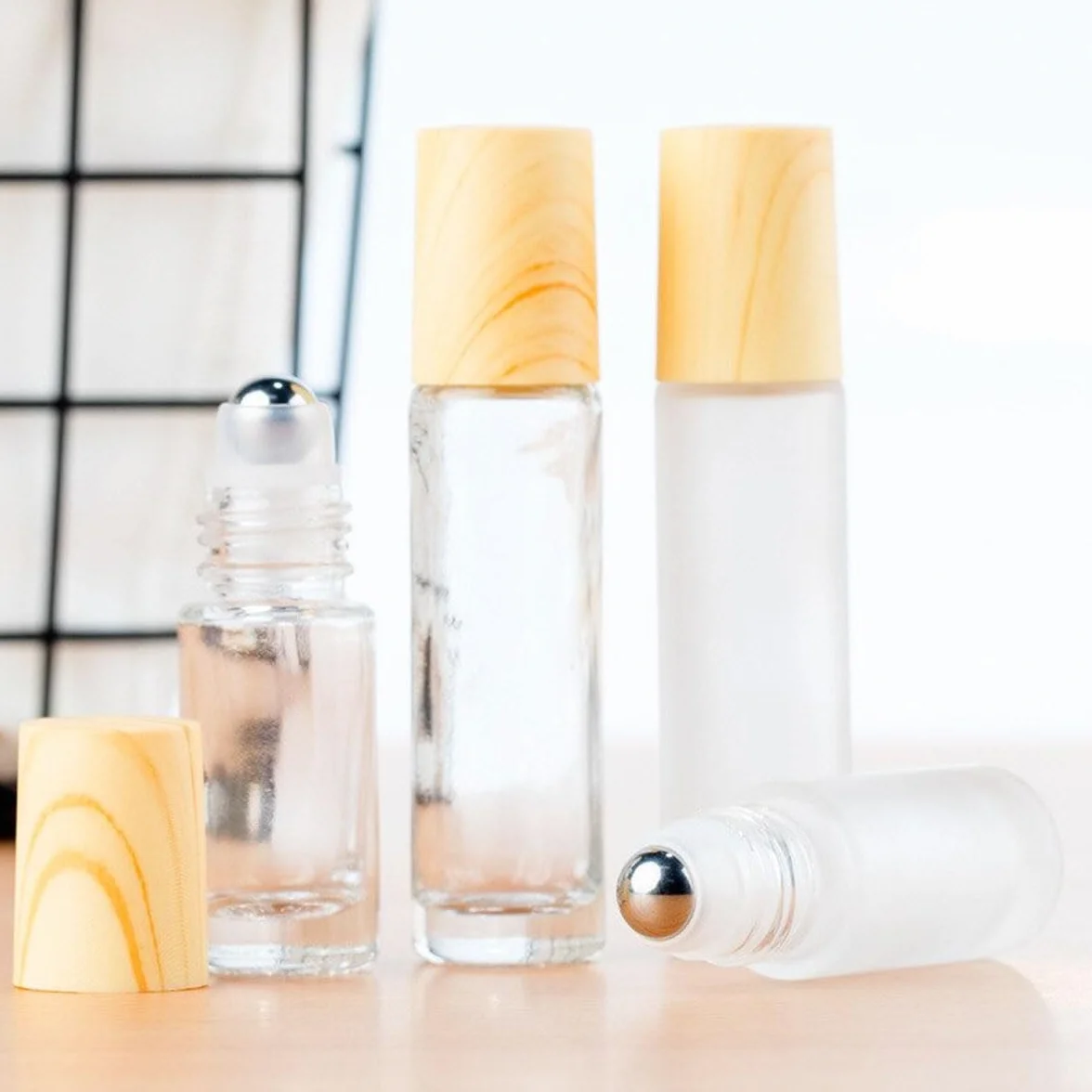 LEEQ 6Pcs Roll-on Bottles Riutilizzabile - Bottiglie di Rullo, Contenitori in Vetro con Sfere in Acciaio Inossidabile e Coperchio di bambù Imitazione per Olio Essenziale Profumi Balsami per Labbra