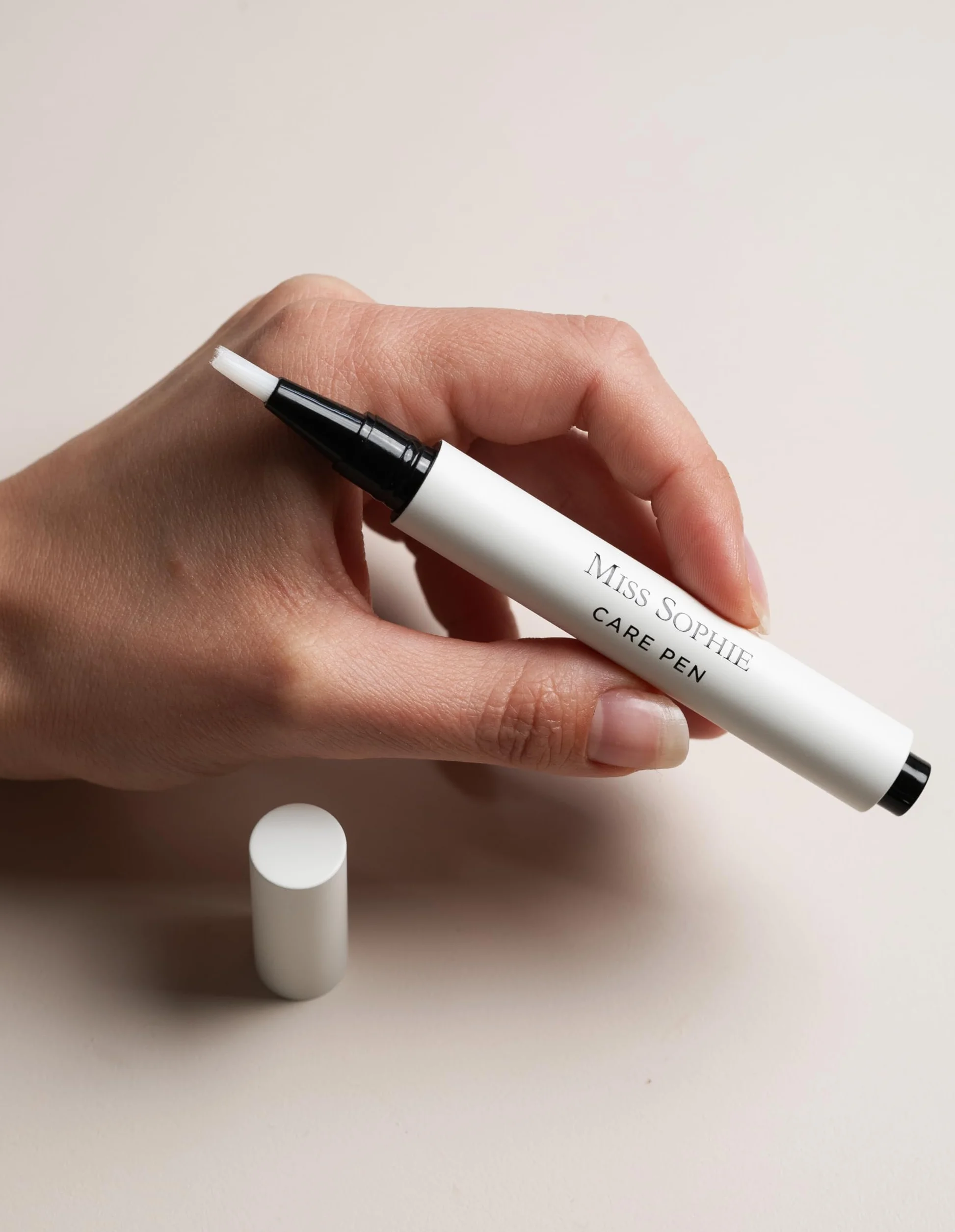 Miss Sophie Nail Care Pen, penna per la cura delle unghie e olio per unghie, 2 in 1, rimuove le pellicole in gel UV senza acetone, cura ricca di vitamine con profumo esotico di mango e cocco