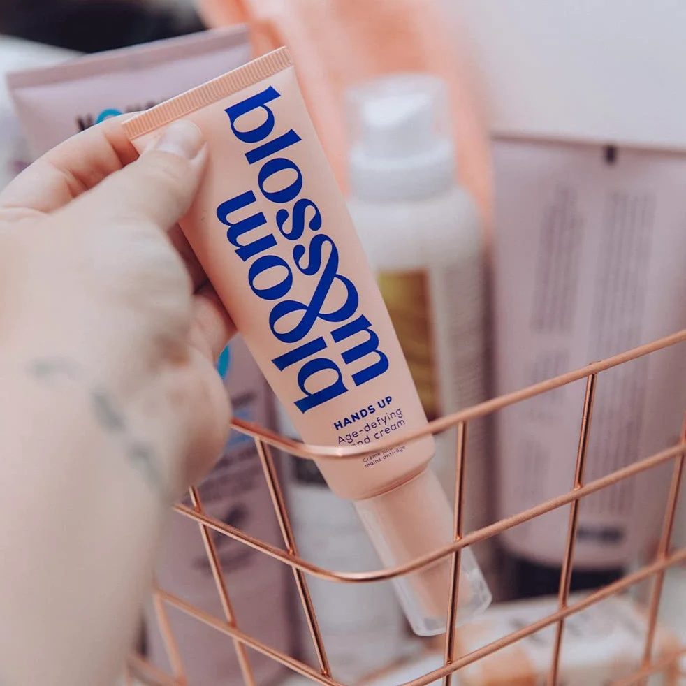 Bloom and Blossom Hands Up Crema mani anti-età, crema mani al burro di karitè per idratare e bloccare l'umidità, crema per le mani illuminante e ad assorbimento rapido con niacinamide, profumo di