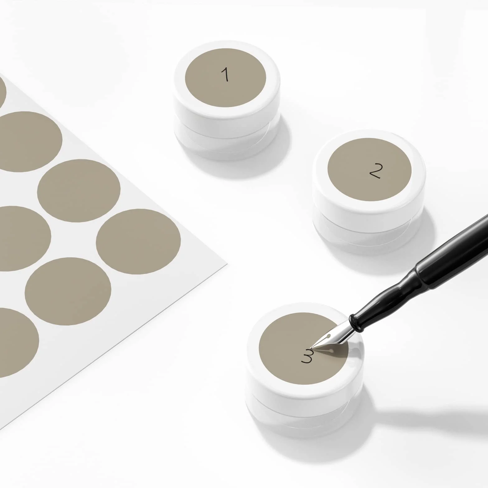Newaner 30 Pezzi Barattolo Cosmetici, 10g10ml Mini Vasetto Trasparente con Tappo a vite Vasetti Plastica, lattina vuota con adesivi, Ideale per trasportare trucco, creme, mini candele(Bianco)