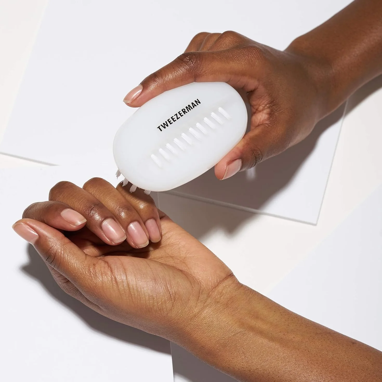 TWEEZERMAN Spazzola doppia per unghie (Due setole, spazzola per la pulizia delle unghie e delle mani, forte e robusta, rimuove sporco e detriti), Bianco
