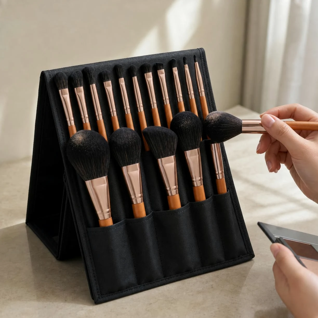 Set Pennelli Trucco 17 Pezzi Manico, Struttura compatta, Pennelli Trucco Base, Sfumature, Per Giovani Artiste, Set di 17 pennelli per trucco rosso acero con borsa con cerniera in PU nera