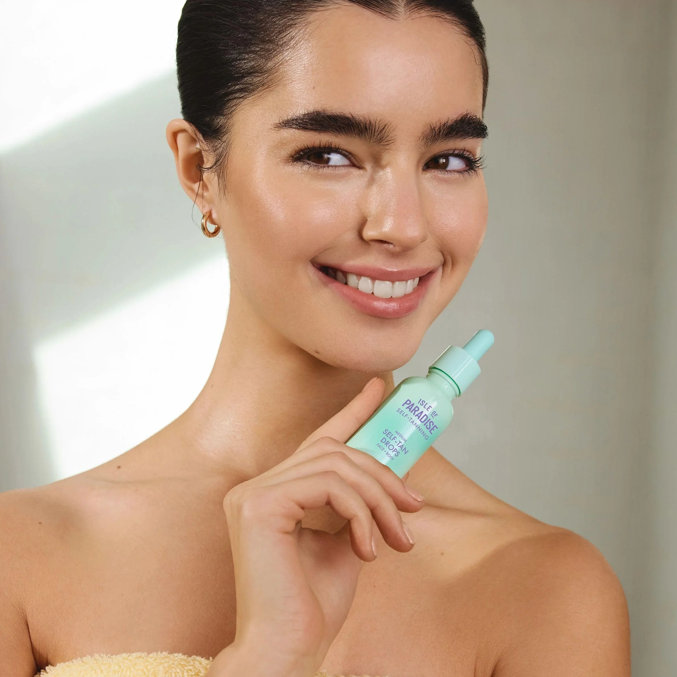 Isle of Paradise Gocce autoabbronzanti per viso e corpo, medie, illumina e uniforma il tono della pelle, gocce autoabbronzanti per pelli abbronzate e luminose, vegane e cruelty free, 30 ml