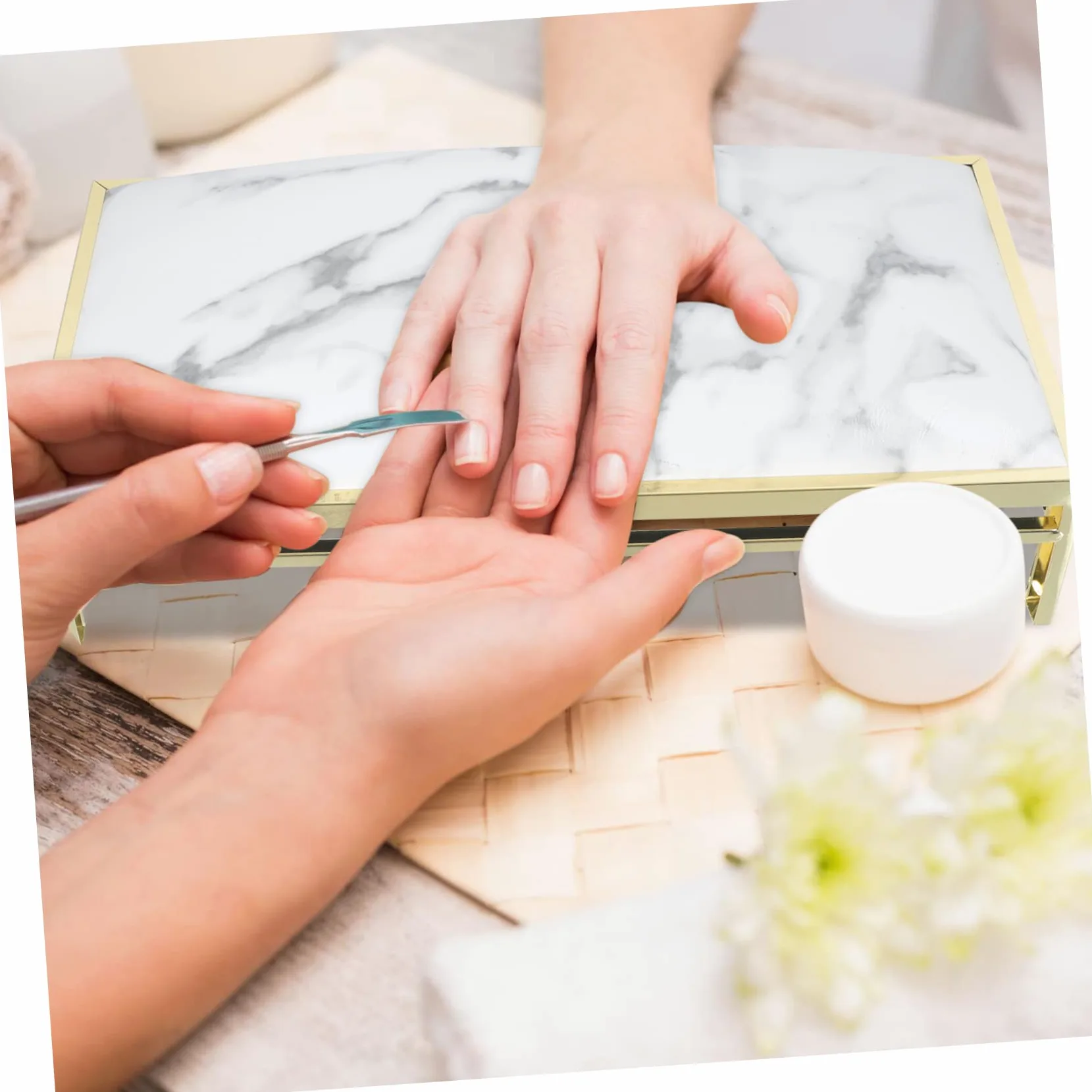 Cuscino Manicure Bianco in Cuoio e Metallo per Nail Art | Poggiamani Unghie, Supporto Stabile per Polso, Formato Portatile, Uso Domestico