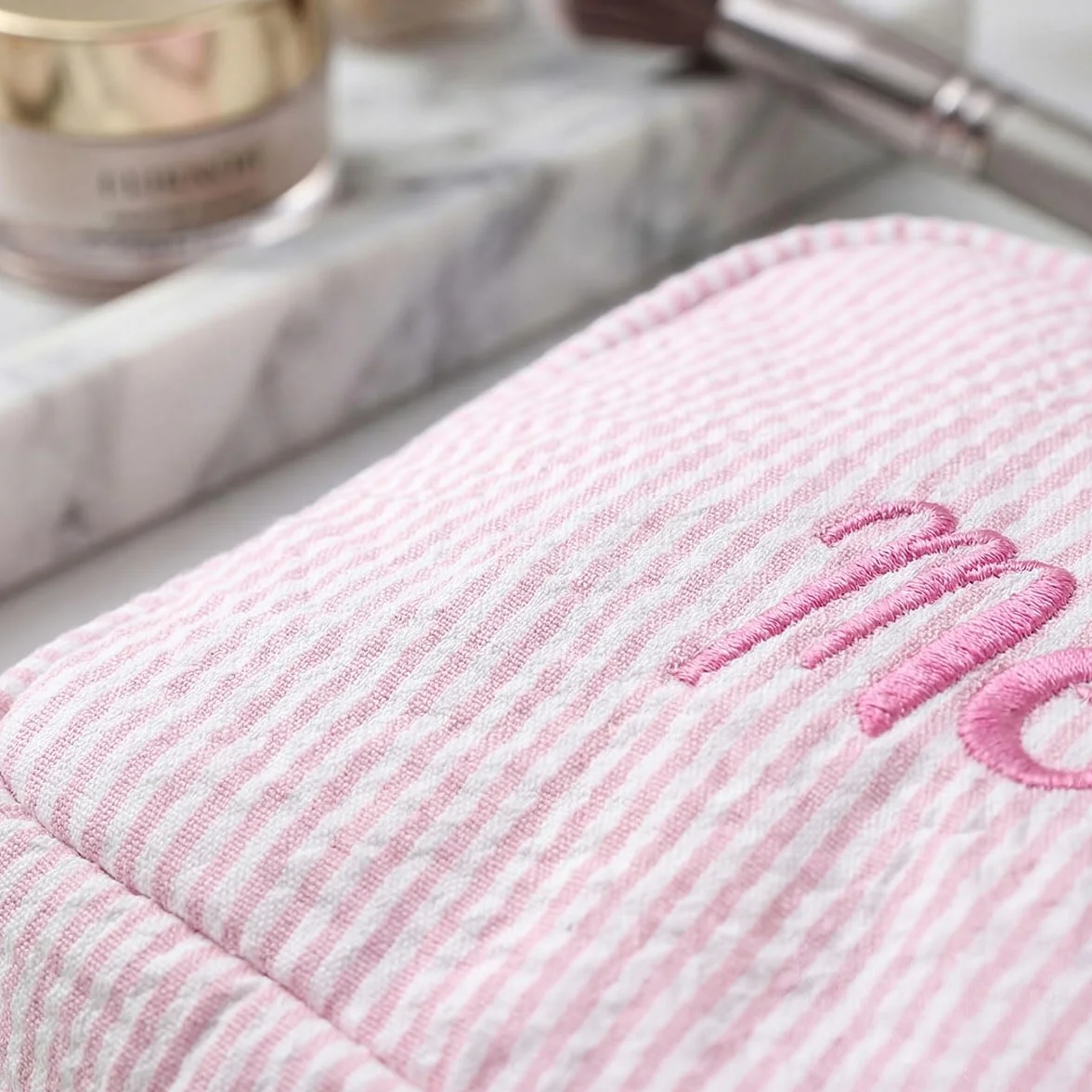 Personalizzato Ricamato Seersucker Makeup Bag, Sacchetto Cosmetico a Righe, Borsa da Toilette Leggera di Viaggio Grande Capacità