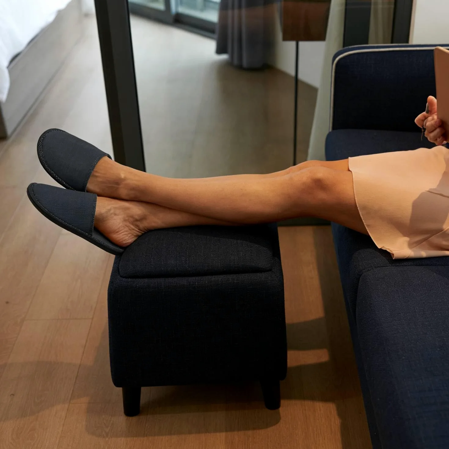 50 Paia Pantofole Monouso Tessuto Unisex Antiscivolo per Hotel Spa Viaggi | Ciabatte Usa E Getta Leggere Traspiranti Suola Spessa Bianco Nero Taglia 42 Adulti