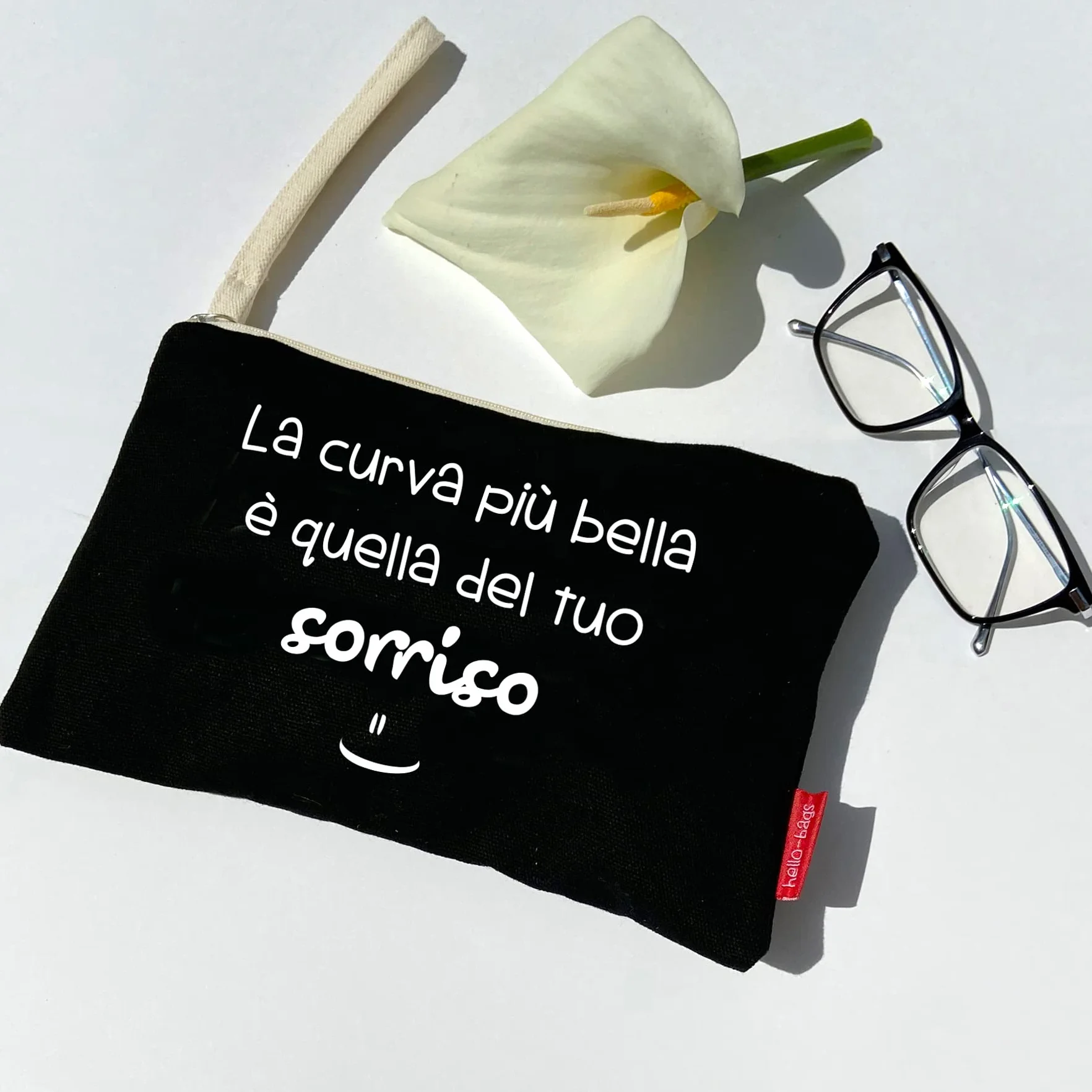 hello-bags Necessaire/pochette in tessuto con cerniera interna e fodera. Include una bella busta regalo kraft. Modello CURVABELLA. Colore: Ecru/Nero. Misure: 23 x 15,5 cm.