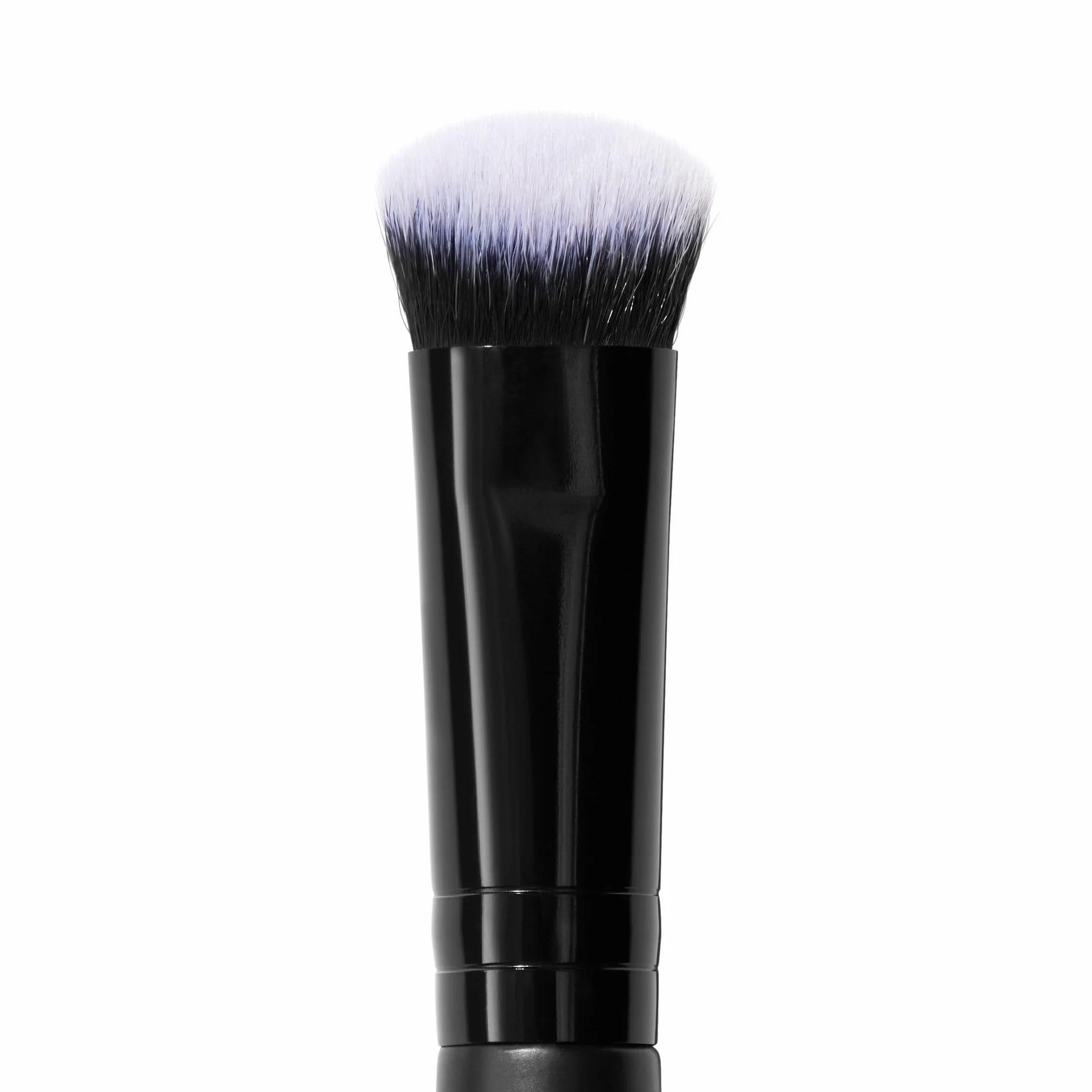 Tap & Blend Concealer Brush di e.l.f., pennello con punta di precisione, copre imperfezioni e macchie scure creando un finish effetto aerografato, sintetico, vegano e non testato sugli animali