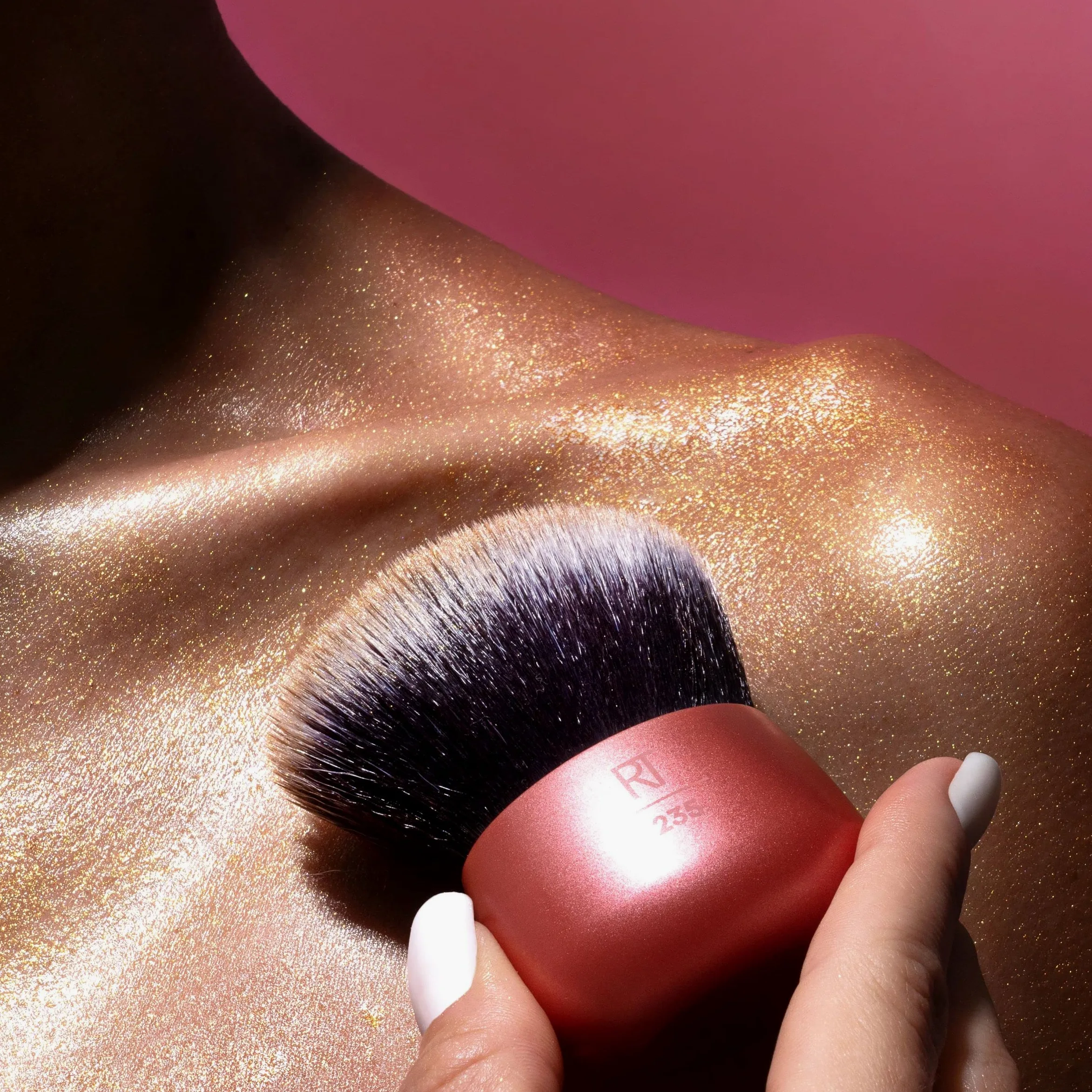 Real Techniques Pennello Kabuki angolato, per l'applicazione di bronzer o fondotinta, frullatore per trucco senza mani, setole sintetiche, manico in alluminio, vegano e cruelty-free, arancione, 1