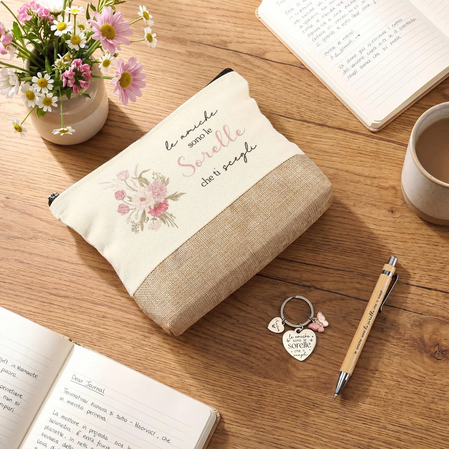 Jadive 3 Pezzi Set Regali da Fare alla Sorella Includere Pochette Cosmetica in Lino Patchwork Portachiavi Amicizia Penna a Sfera Legno per Donna Migliore Amica Compleanno Laurea Universitari Ufficio