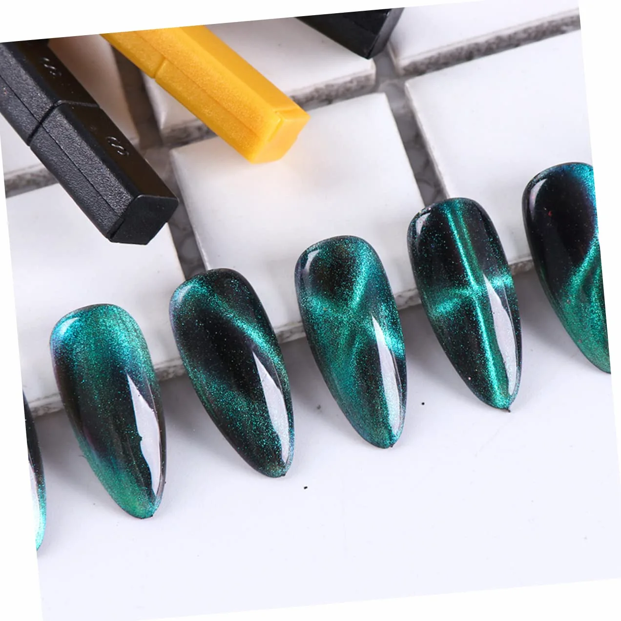 Housoutil 16pezzi Penna Magnetica Per Unghie Cat Eye Strumenti Magnetici Per Nail Art Colori Random Per Manicure Creativa e Unica Adatta Per Salon e Uso Domestico