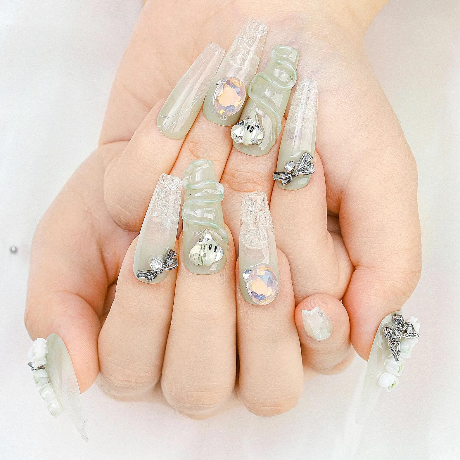 Bara lunga Chiodi a pressione Strass Gradiente Unghia finta Farfalla Rosa Unghie finte Brillantini Cristalli Unghie con colla riutilizzabile per donne e ragazze 10Pz