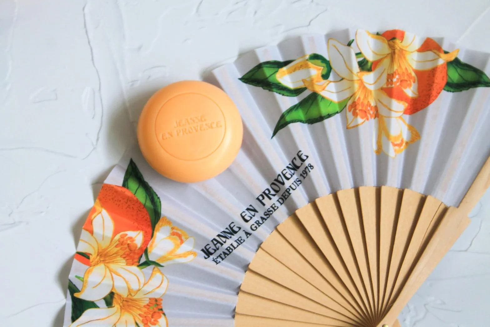 JEANNE EN PROVENCE – Set regalo per donne – Fiore d'arancio – Eau de Parfum 60 ml + crema mani 75 ml + sapone 100 g