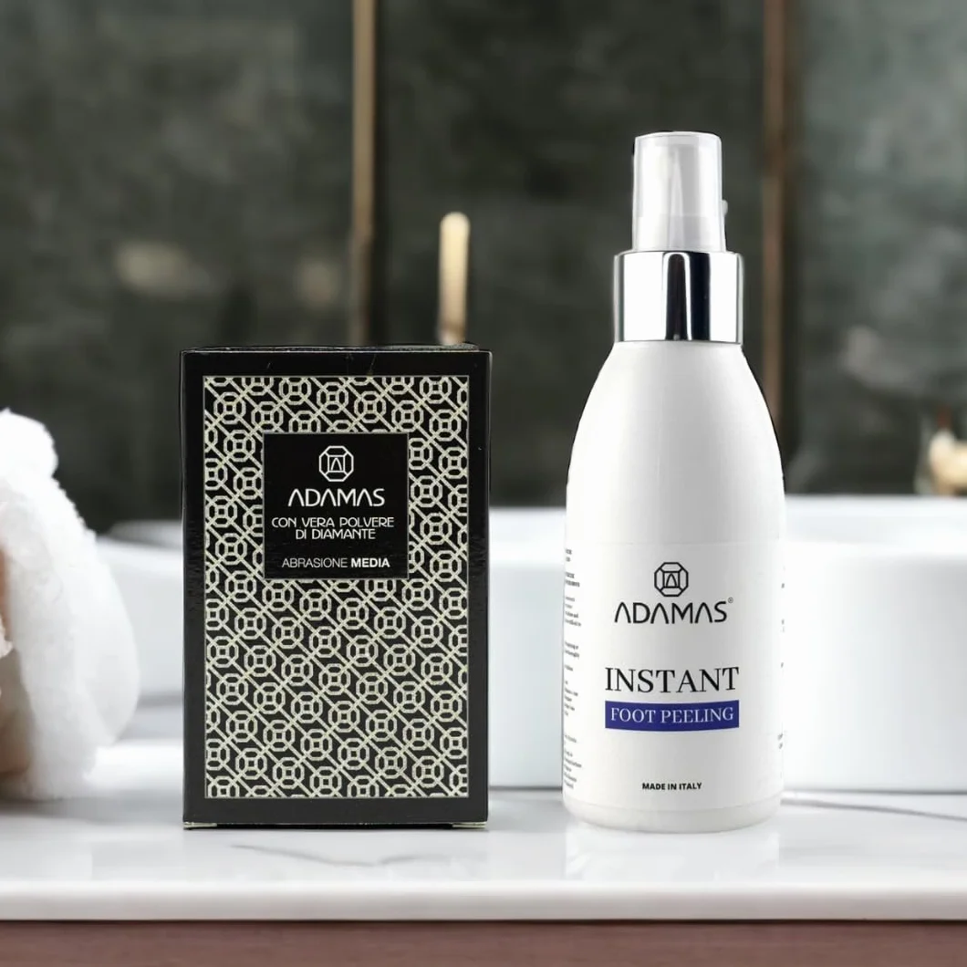 ADAMAS Kit Instant Foot Peeling -Trattamento Piedi Rimozione Calli Istantaneo in soli 5 minuti - Rimuovi facilmente la pelle secca e ruvida - 1x50ml + 1pz (Kit Buffer+ Instant Peeling)