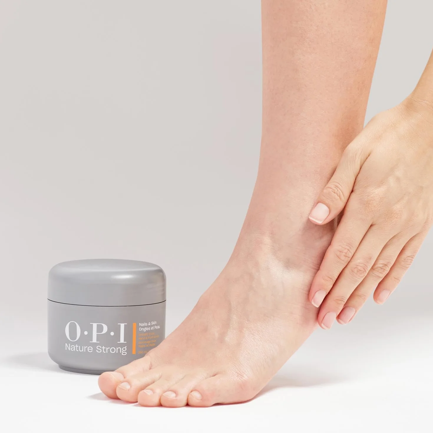 OPI Nature Strong Trattamenti per Piedi– Spray per Calli e Talloni screpolati, Scrub Esfoliante e Pediluvio Ammorbidente per pelle idratata e morbida – Formato 250ml