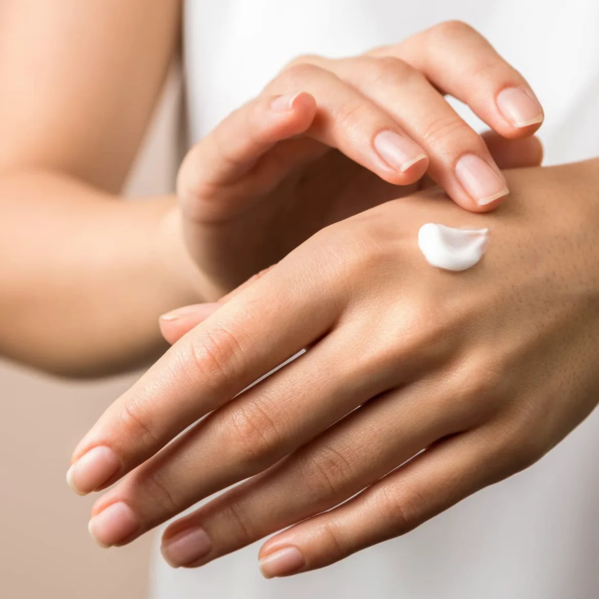 LOVVES Crema Mani, Alta Cosmesi Naturale, Effetto Lifting, Riparatrice Nutriente Idratante, Formulata Come Trattamento Antieta’, Preserva l’aspetto Giovane delle Mani. Formato 100 ml