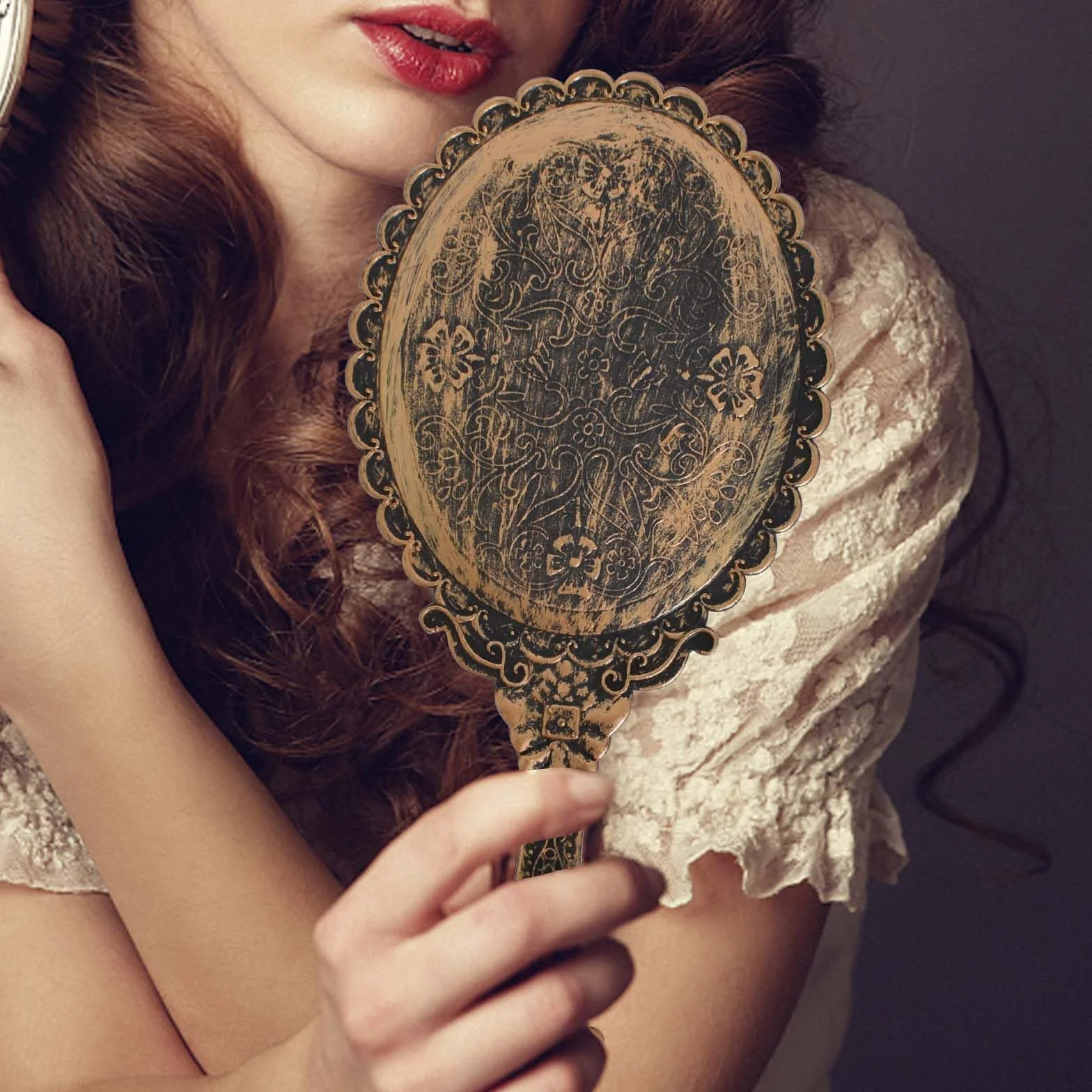 Specchio a Mano Vintage, Specchio Tascabile con Manico, Retrò Motivo Maniglia Specchio, Specchio a Mano Ovale Piccolo in Bronzo per il Trucco per Donne, Ragazze, Viaggi, Casa, Ufficio, Uso