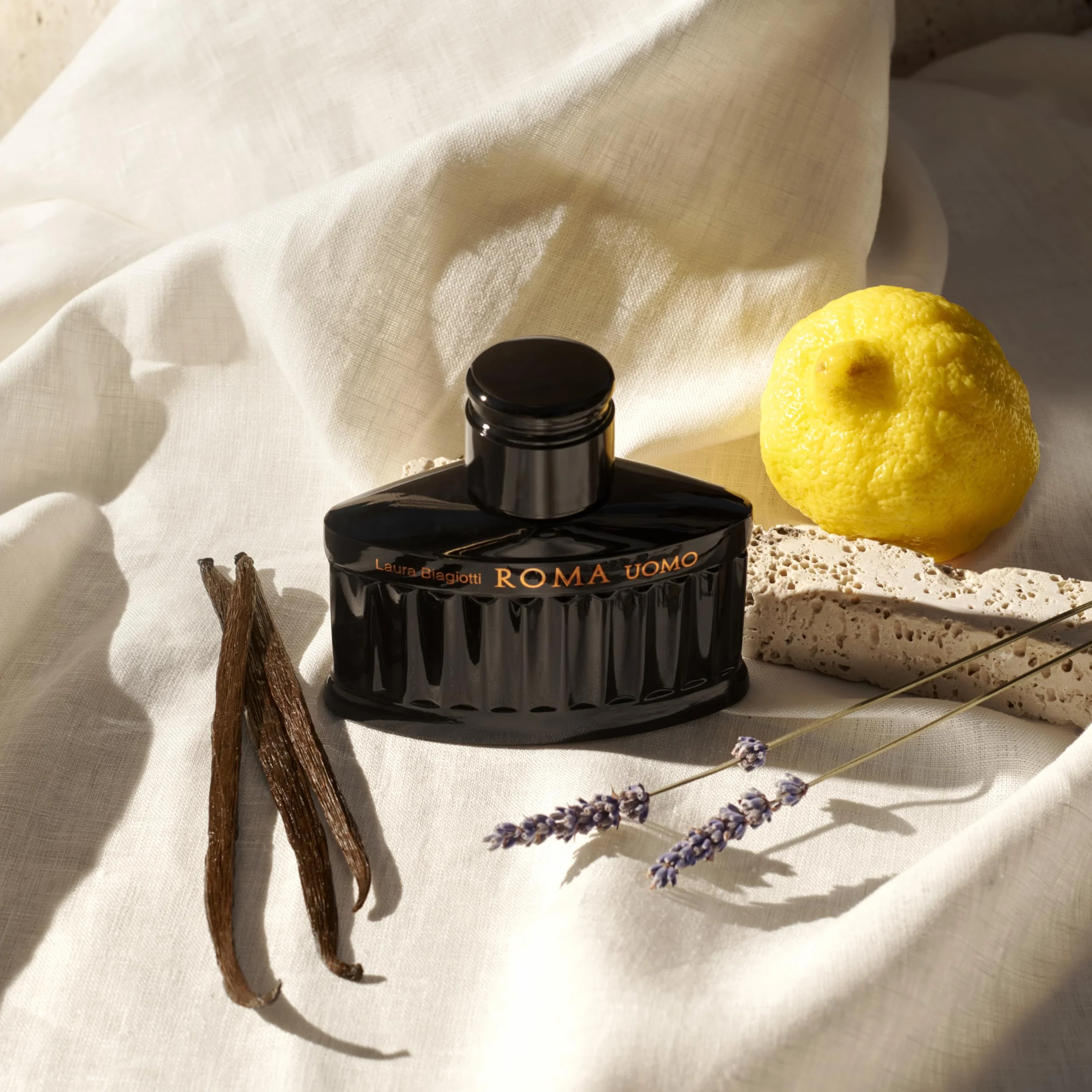Laura Biagiotti – Roma Uomo Nero Estremo Eau de Parfum Intense 125 ml – Profumo Uomo – Fragranza Fougère Ambrata Legnosa – Note Intense e Profonde – Flacone di Colore Nero Ispirato al Pantheon Romano