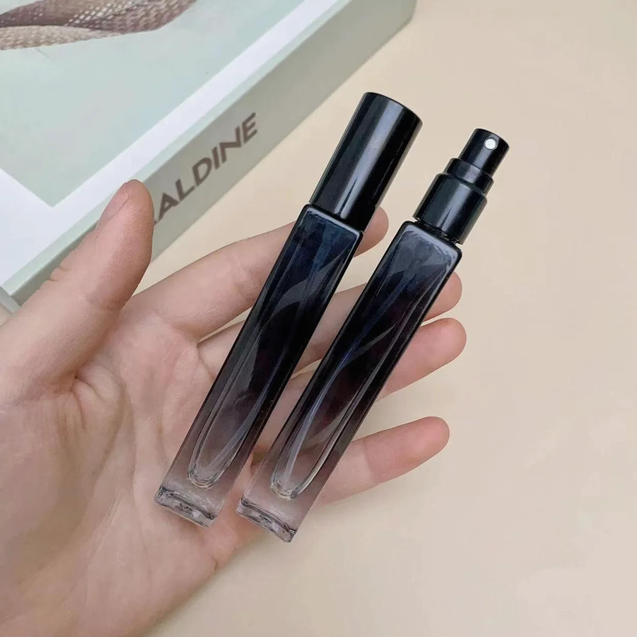 Mini Bottiglie Di Profumo Da Viaggio, Atomizzatore Di Profumo 2 Pezzi 10ml Bottiglia Con Sfera Spray Blu Sfumata Manuale Profumo Ricaricabile Facile Da Conservare Mini Contenitore Di Imballaggio In Ve