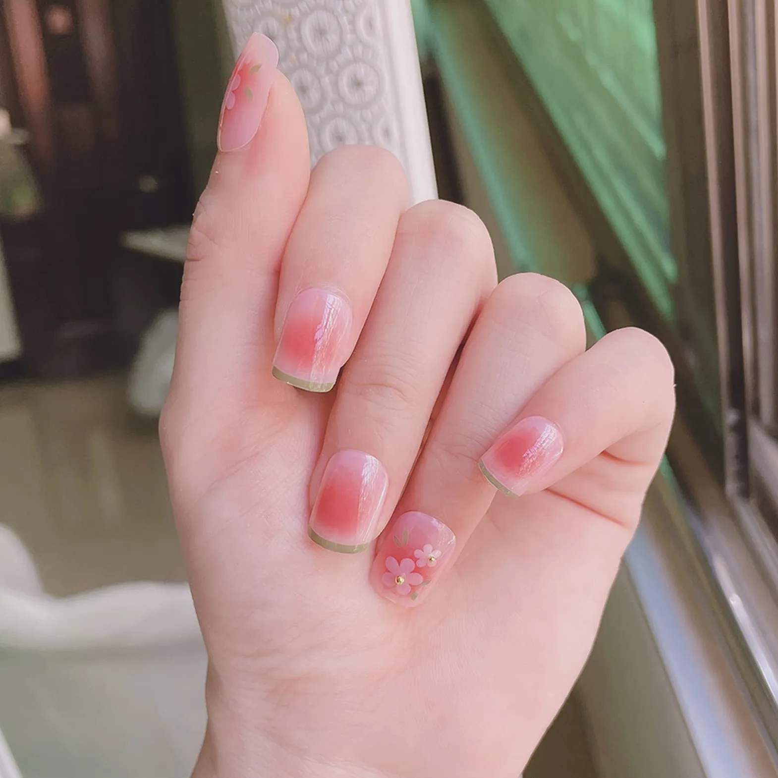 Unghie finte quadrate Copertura completa corta Colla inclusa Fiori di ciliegio francese Premere sulle unghie 24 pezzi Suggerimenti per nail art per saloni di bellezza e donne Nail art fai-da-te