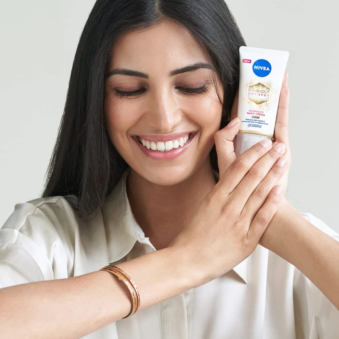 NIVEA LUMINOUS 630 Crema mani avanzata anti macchie scure (50 ml), crema per la pelle arricchita con acido ialuronico, crema mani nutriente per pelli luminose