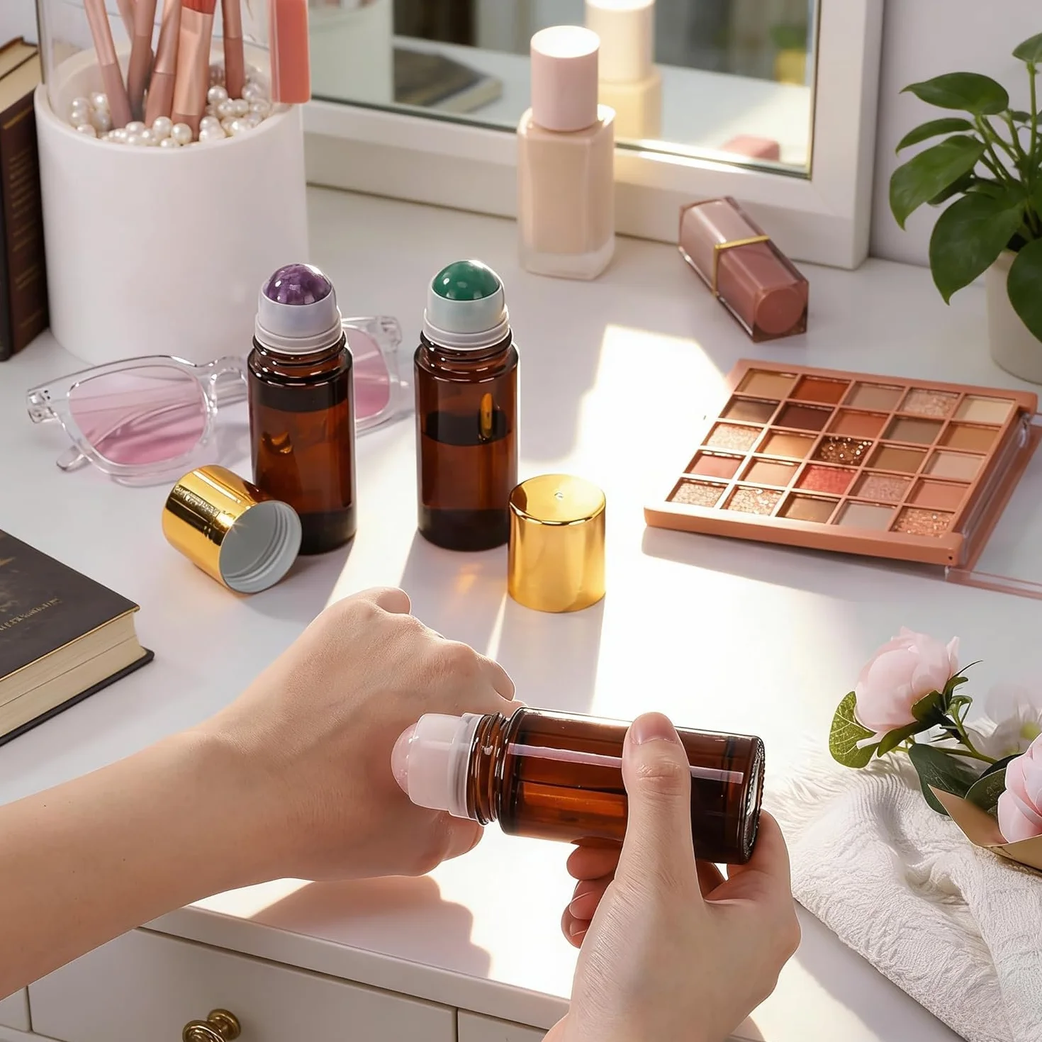 Roll-On 50ml Vuoto (Confezione da 2) in Vetro Ambra con Sfera in Quarzo Rosa e Pietra Verde – Flacone per Olio Essenziale, Deodorante Fai da Te – Include Apriscatole