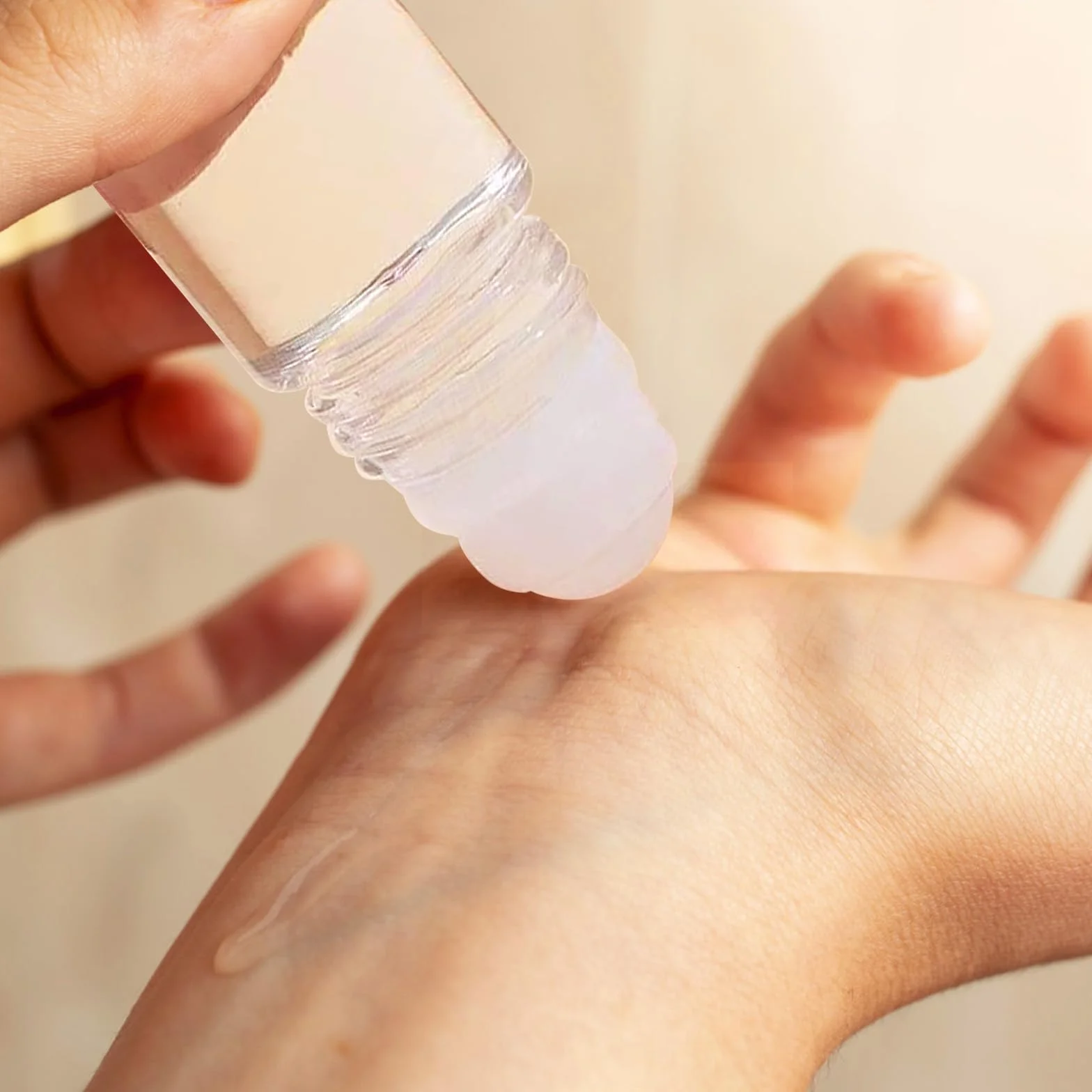 4 Pezzi 30ML Roll on Vuoto per Oli Essenziali, Vuoto Roll On Bottiglie con Sfera, Ricaricabili Flacone per Olio Essenziale con Contagocce, Imbuto, Adesivo per Aromaterapia, Profumi