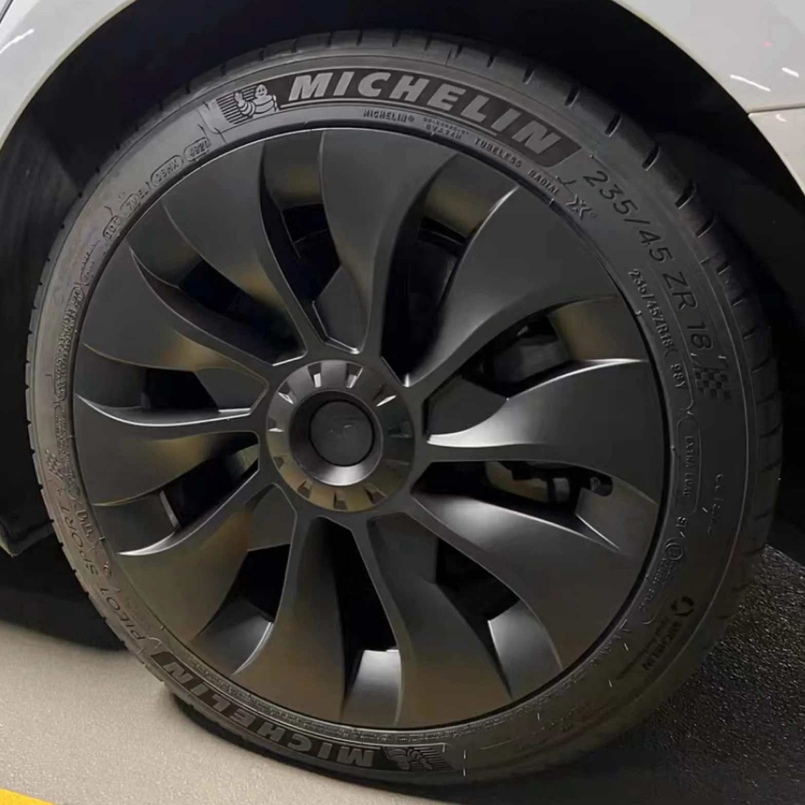 KAVANIC Tesla Model 3 Copriruota 18 Pollici Nero Opaco Supporto Logo Miglioramento Gamma 4 Pezzi Uberturbine Stile 2017-2023