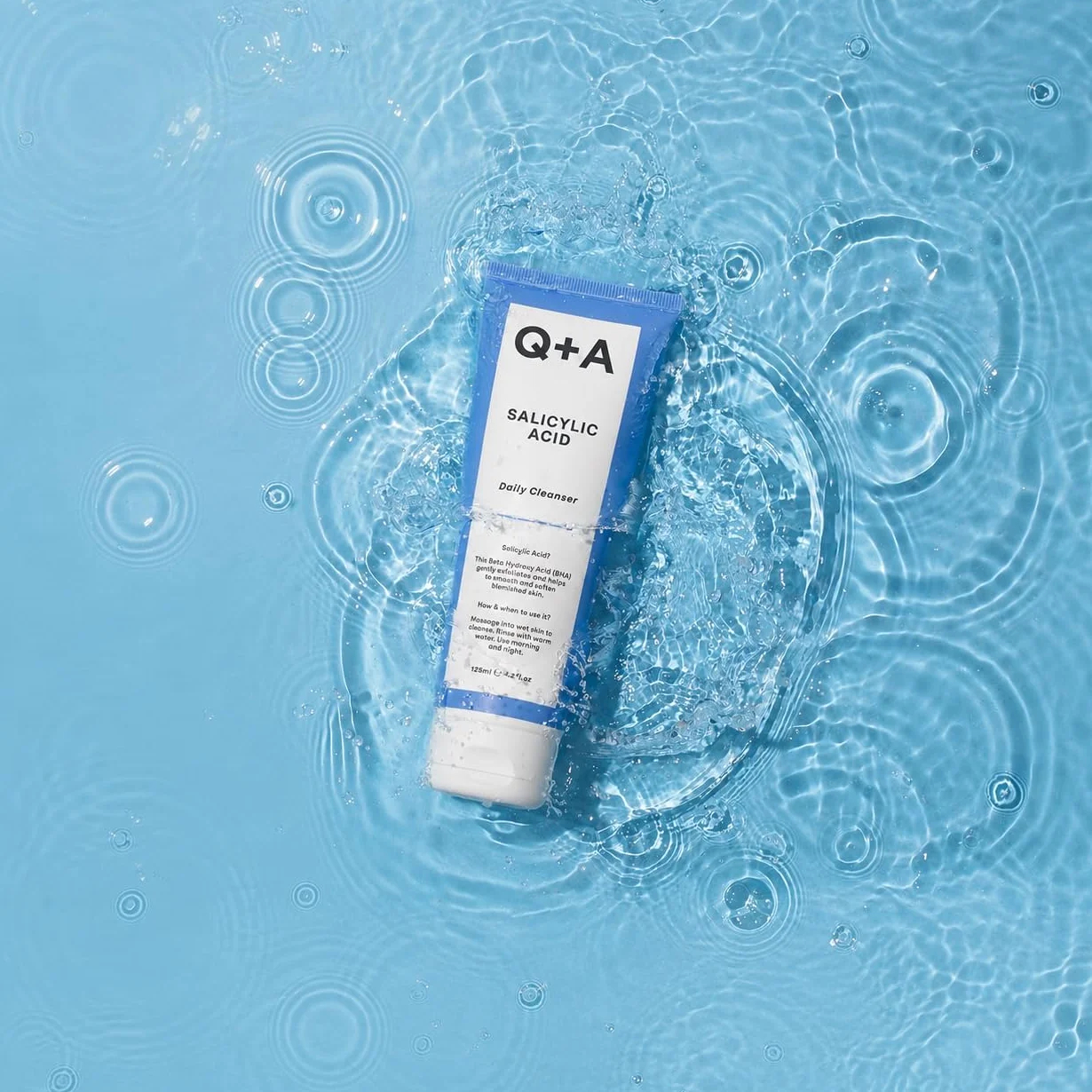 Q+A Detergente Giornaliero con Acido Salicilico – Detergente Esfoliante per Pelle Pura, Combatte Imperfezioni e Congestione dei Porie, Idratante, Vegan, Made in UK, 125ml