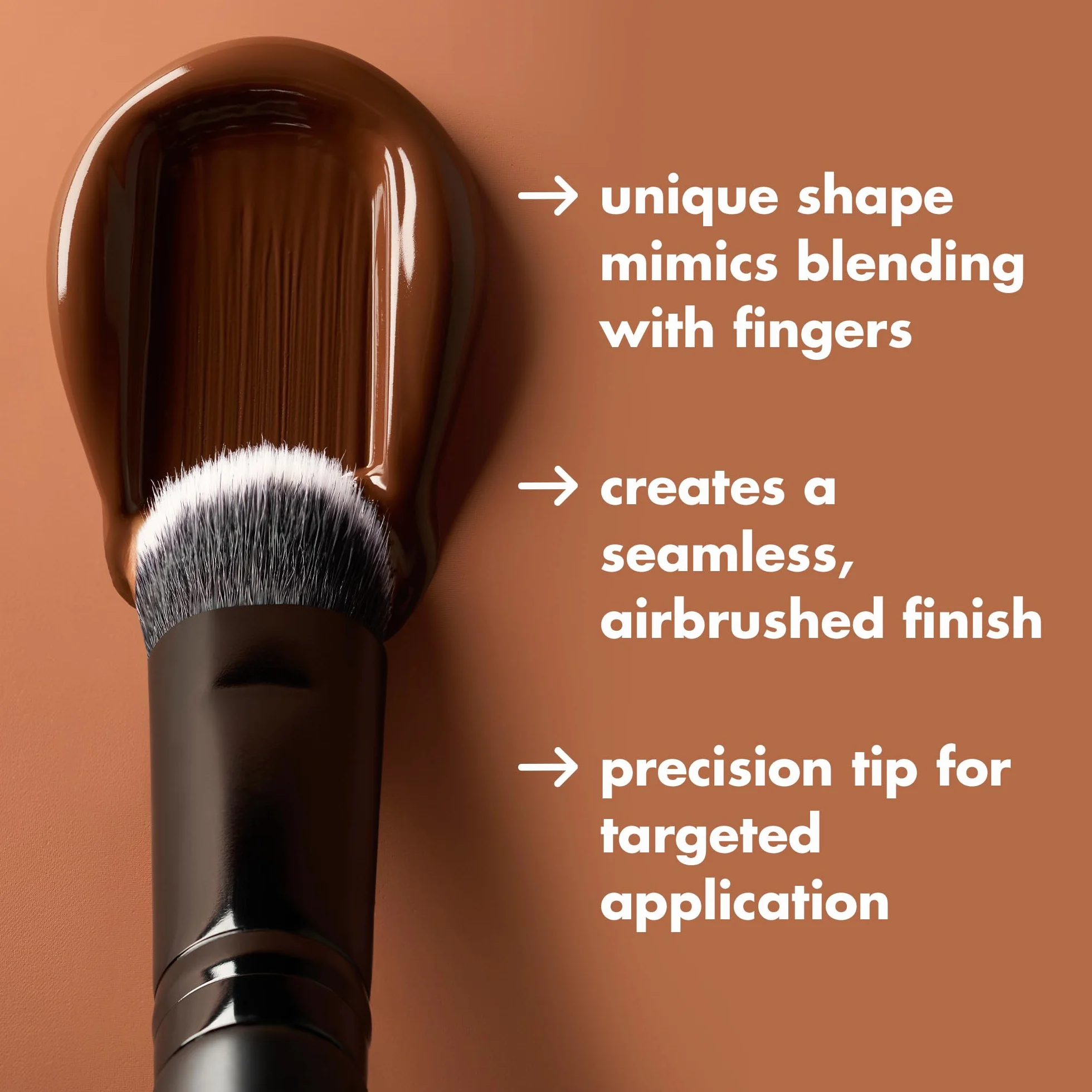 Tap & Blend Concealer Brush di e.l.f., pennello con punta di precisione, copre imperfezioni e macchie scure creando un finish effetto aerografato, sintetico, vegano e non testato sugli animali
