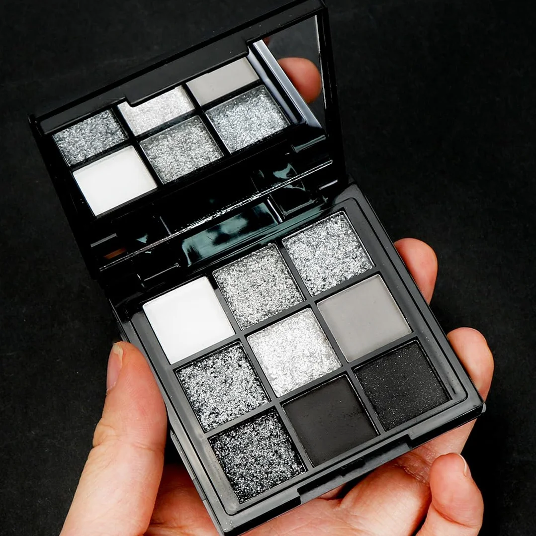 Palette di Ombretti Smokey, 9 Colori Halloween Trucco Ombretto Occhi Goth Nero Argento Grigio, Eyeshadow Scuri a Lunga Durata,Set di Trucchi per Ragazze, Kit Regalo per Spettacoli Teatrali Halloween