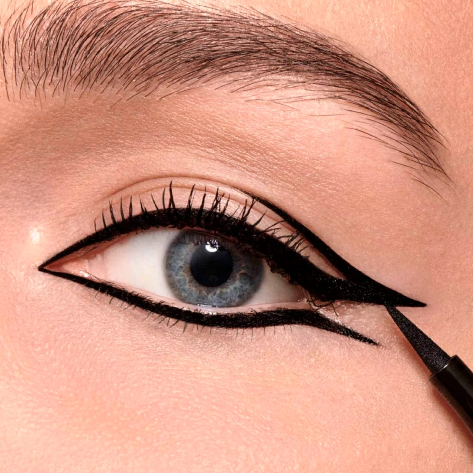 L'Oréal Paris Perfect Slim Superliner Eyeliner Penna Waterproof a Lunga Tenuta con Punta Ultra Sottile Applicazione Facile Linee Precise Tratto Leggero Modulabile Colore 01 Intense Black - 2 Cosmetici