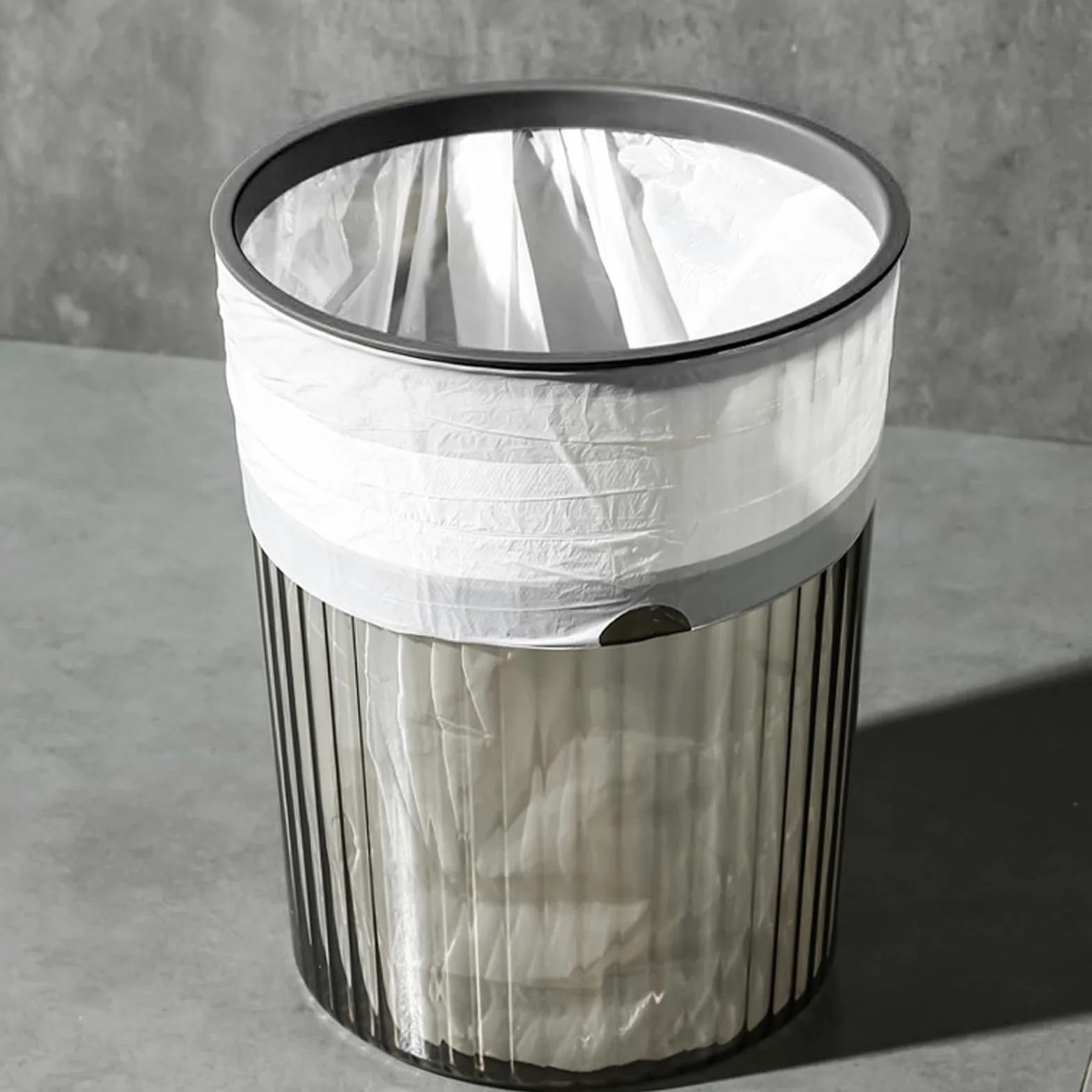 Porta pennelli da trucco in plastica di grande capacità, design a scorrimento laterale attrezzato e base girevole a 360 gradi, organizer multi rotante per pennelli da trucco, rossetto (grigio)